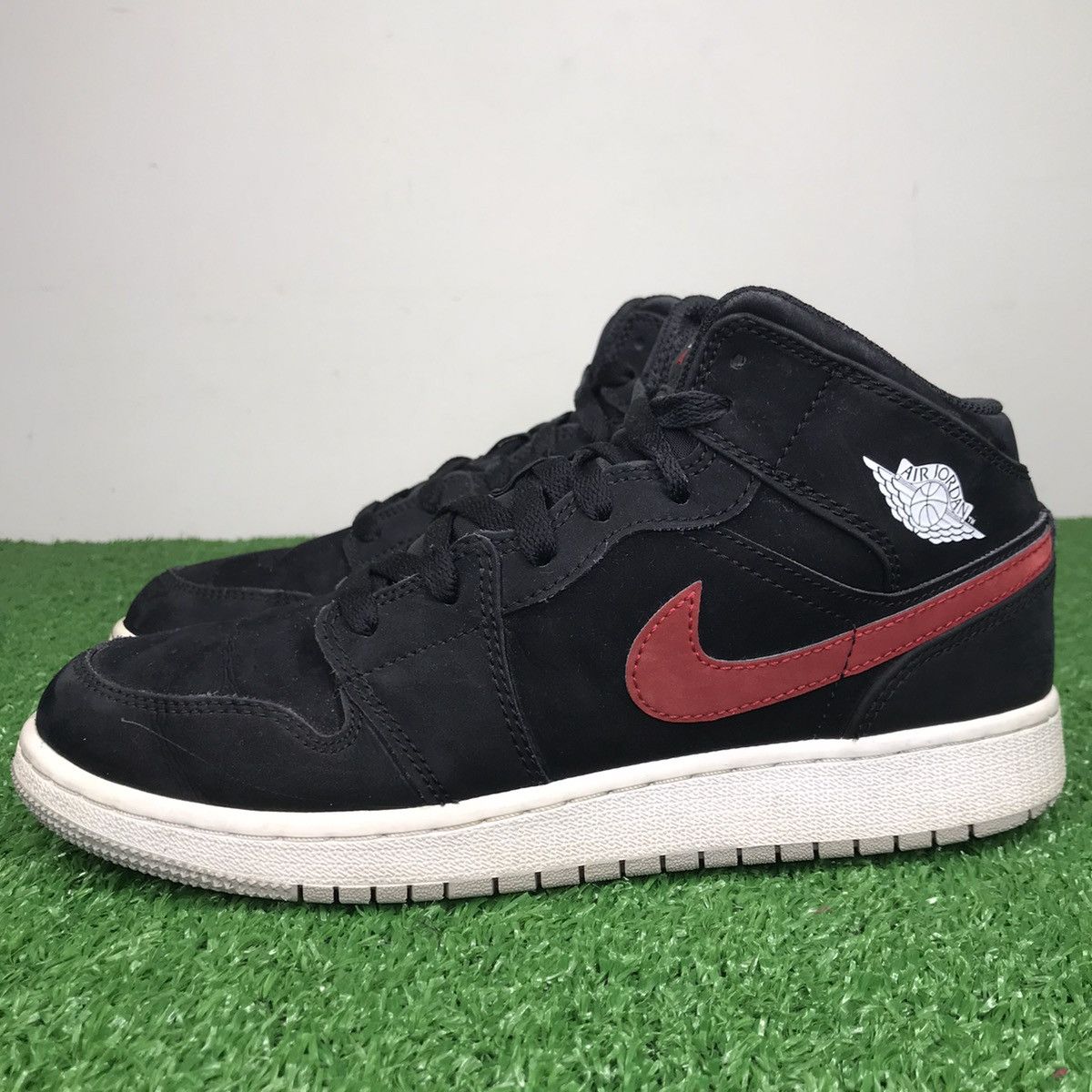 Jordan Brand Air Jordan 1 Retro Mid GS Black University Red Size US 6.5 / EU 39-40 - 1 Thumbnail