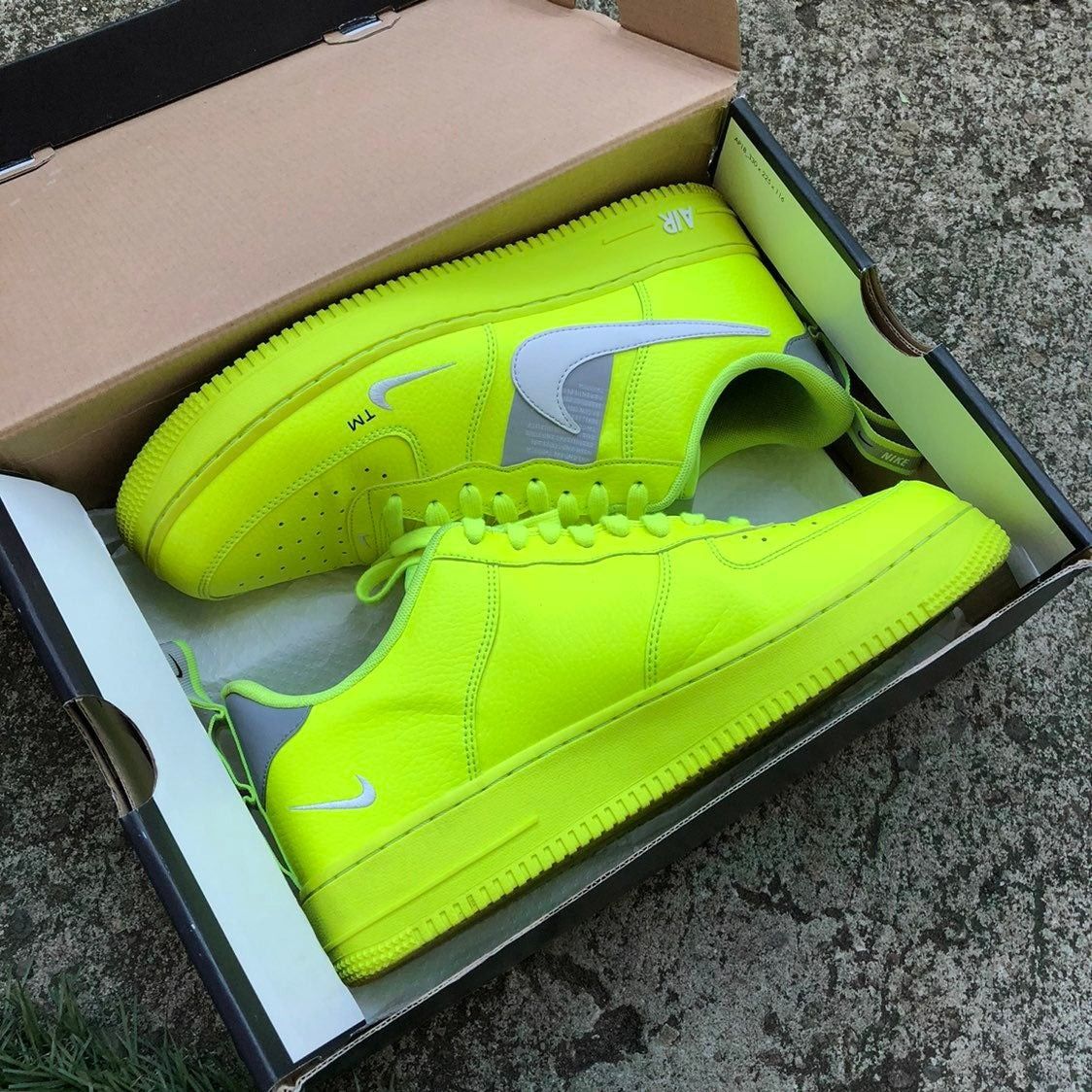 air force 1 lv8 overbranding