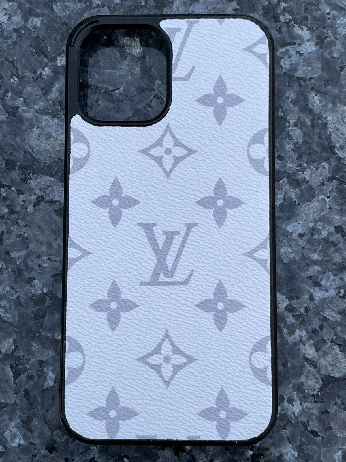 Classic White Louis Vuitton Seamless Pattern iPhone 12 Pro Max