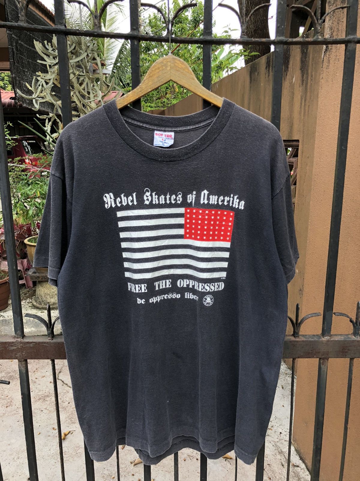 Vintage Vintage 90s Rebel Skates of America TShirt Size US XL / EU 56 / 4 - 1 Thumbnail