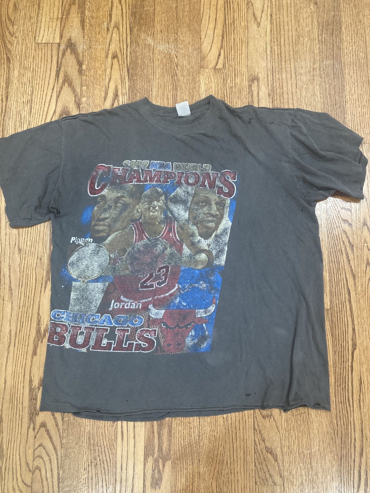 NBA × Vintage Vintage Chicago Bulls 1997 Championship tee Size US L / EU 52-54 / 3 - 1 Thumbnail