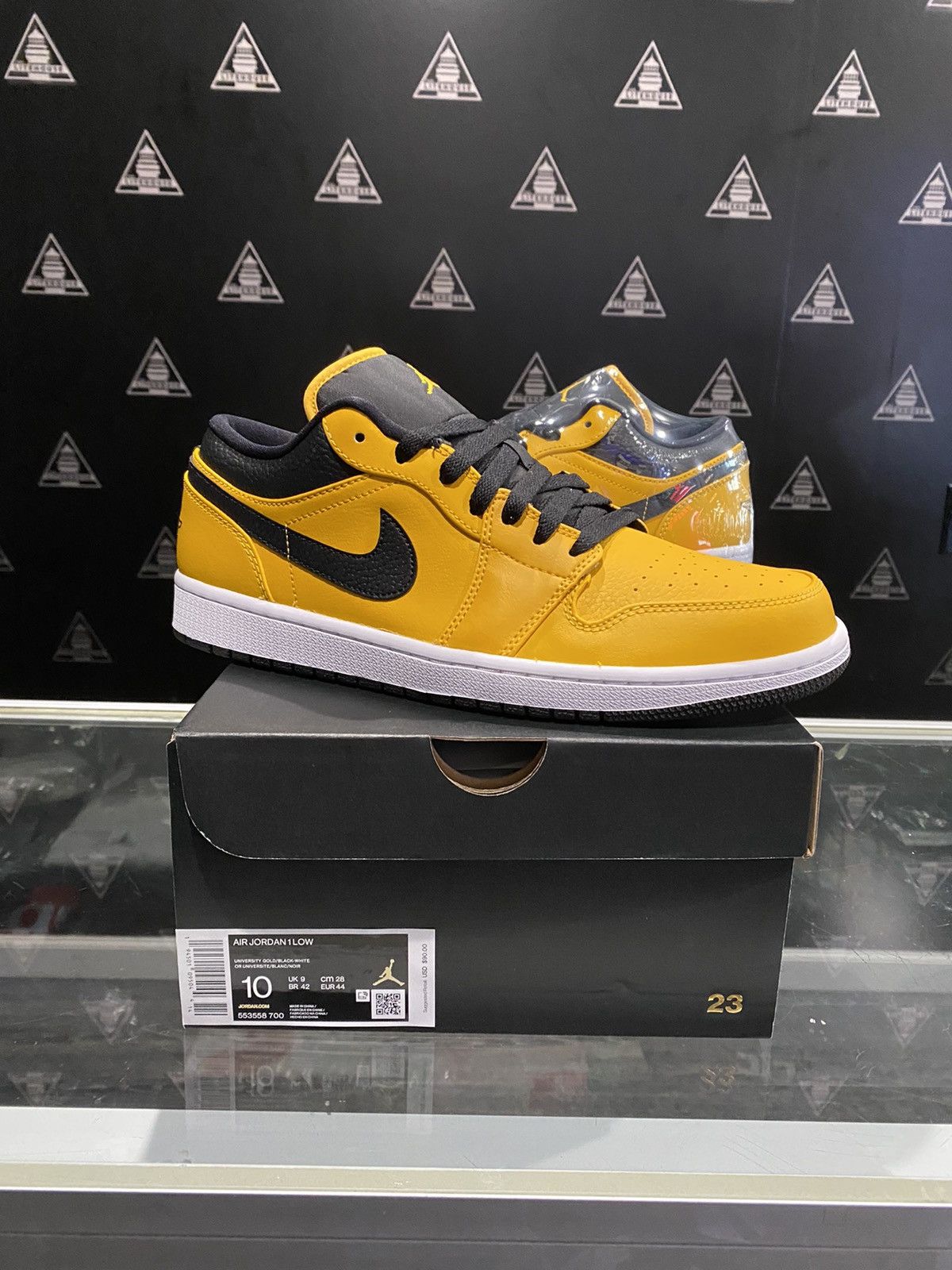 air jordan 1 low black university gold