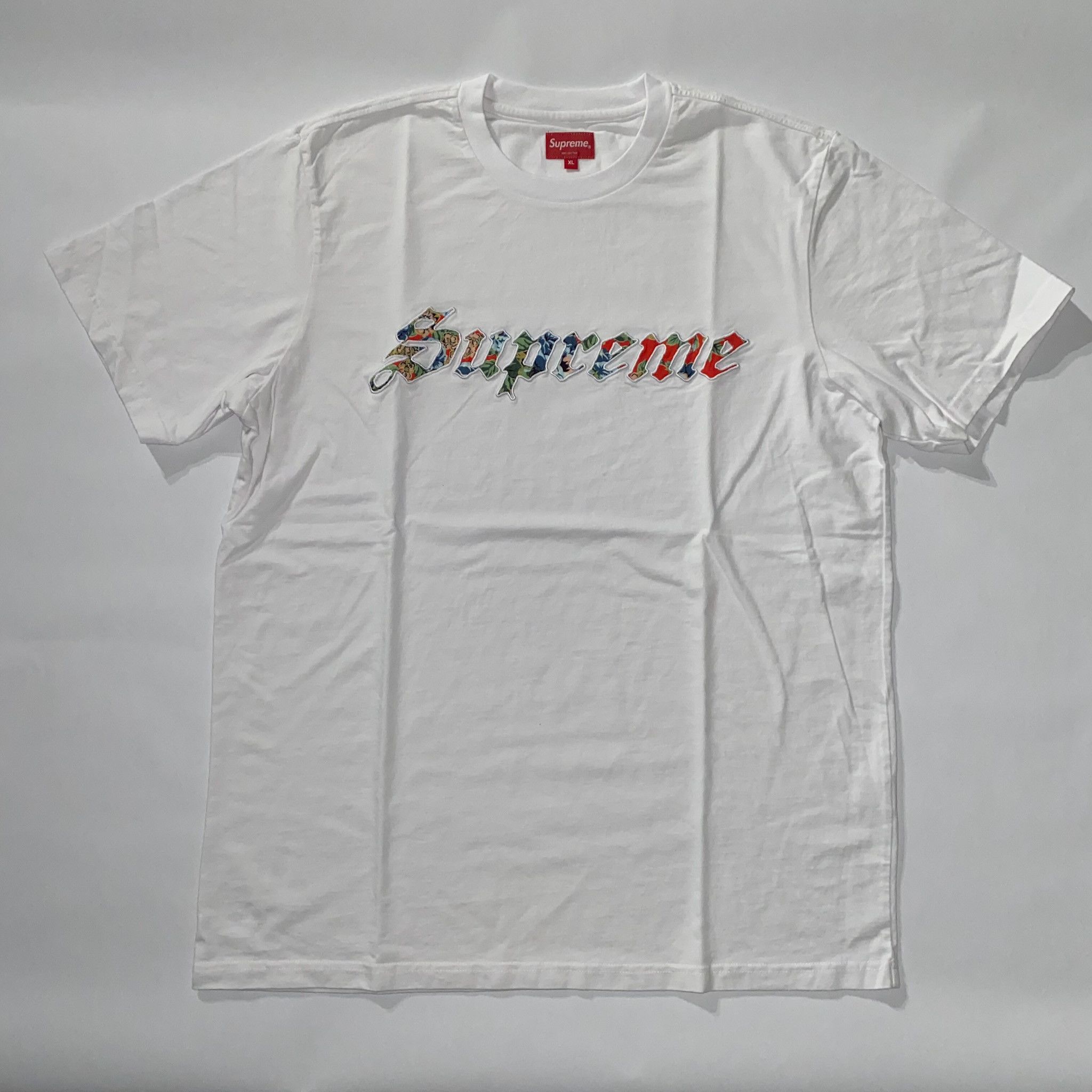 Supreme Supreme Floral Appliqué S/S Top White • X-Large