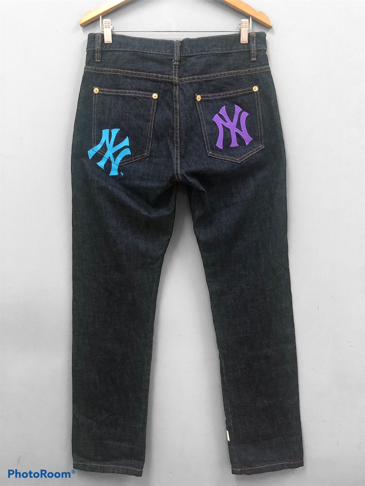 NY YANKEES SLIM FIT OFFICIAL YANKEES SPELLOUT LOGO JEANS