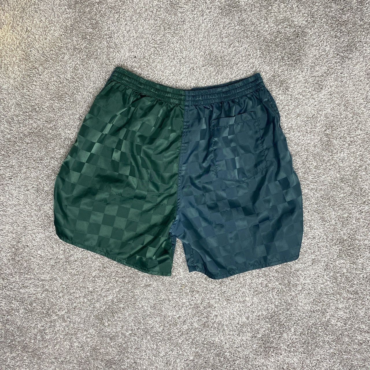 Umbro × Vintage Vintage 90s Umbro Dark Green Checker Nylon Soccer Shorts Size US 34 / EU 50 - 2 Thumbnail