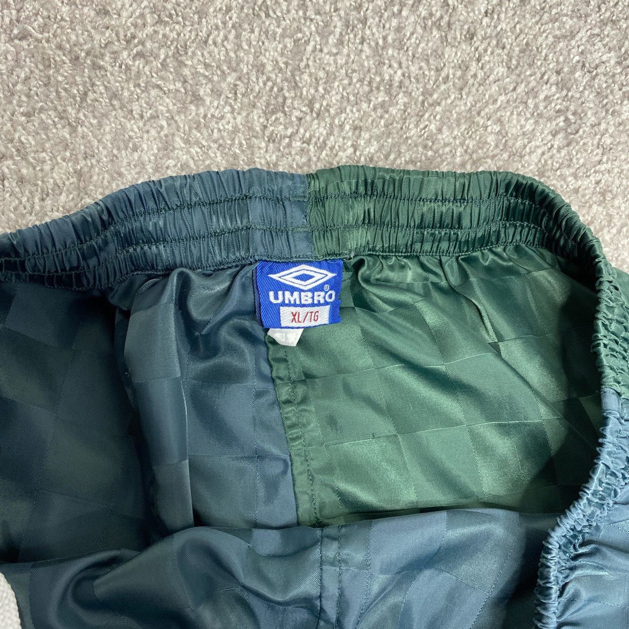Umbro × Vintage Vintage 90s Umbro Dark Green Checker Nylon Soccer Shorts Size US 34 / EU 50 - 3 Thumbnail