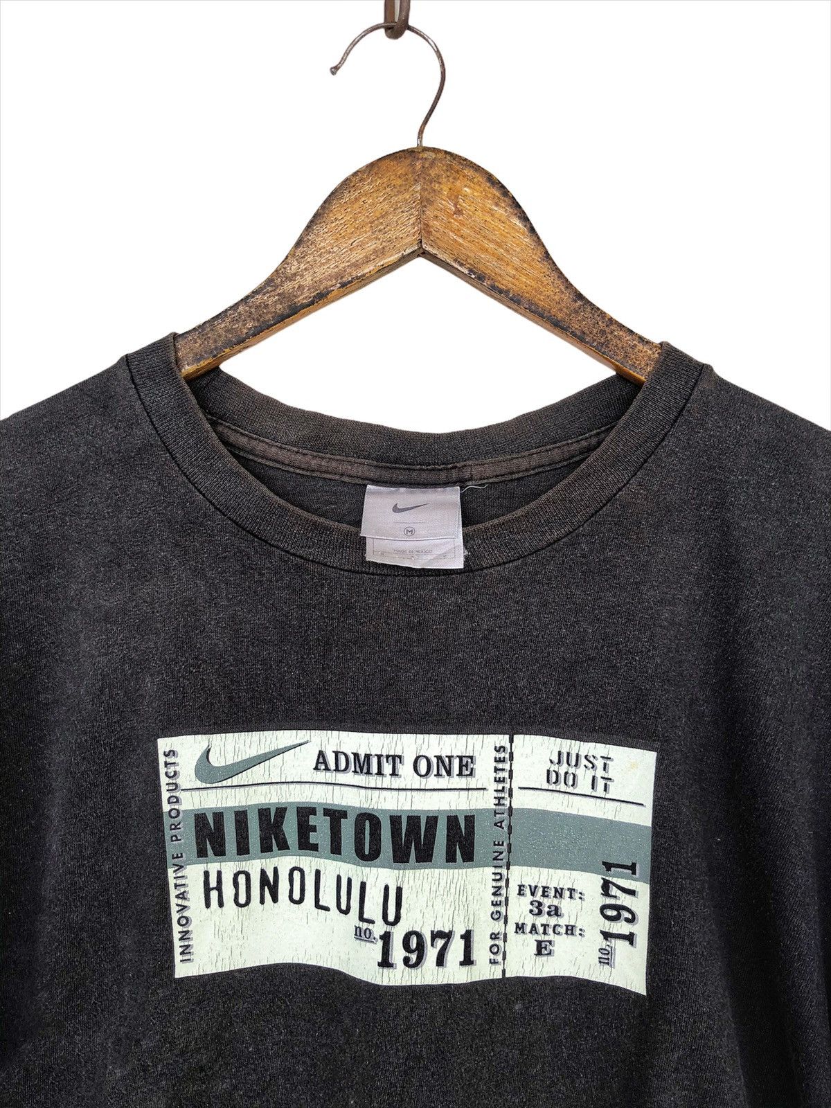 Nike HYPE🔥Y2K Nike Honolulu Marathon Distressed Shirt Size US L / EU 52-54 / 3 - 1 Thumbnail