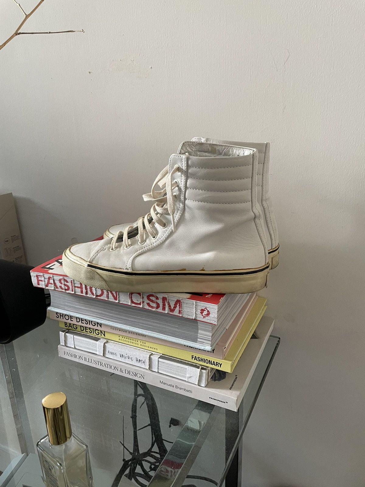 dior homme 05SS ホワイトレザー ノースリーブ Dior × Hedi Slimane Dior Homme 05SS White Hi-top Sneakers | Grailed