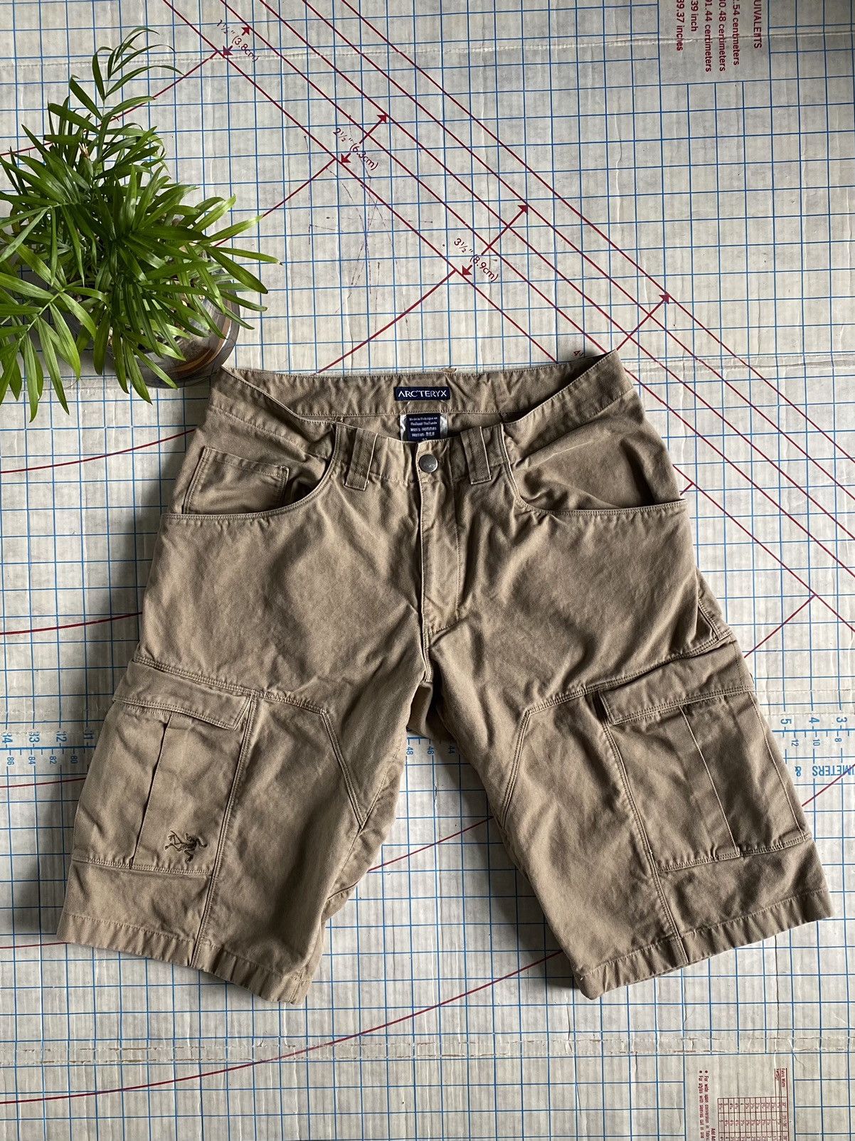 Arcteryx Cargo Hiking Shorts Size 32 Khaki Colored 13 inseam