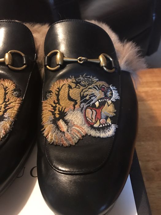 Gucci discount lion slippers