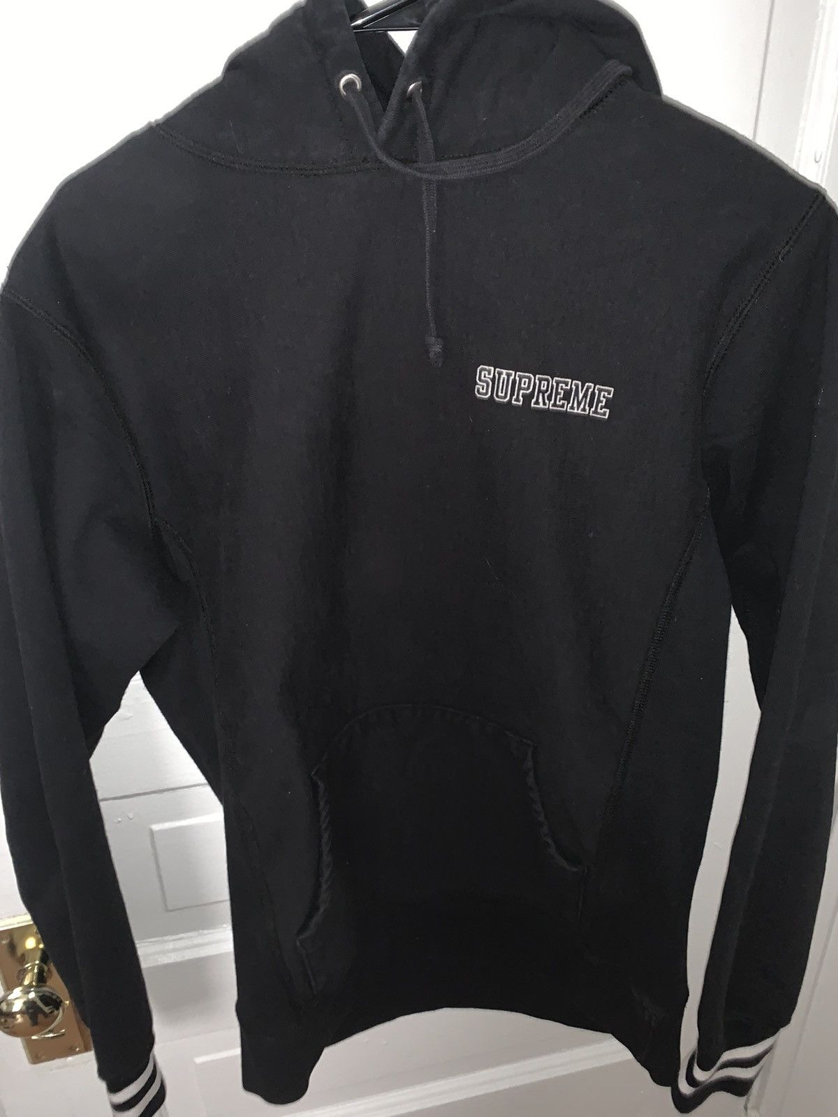Supreme corner logo sales