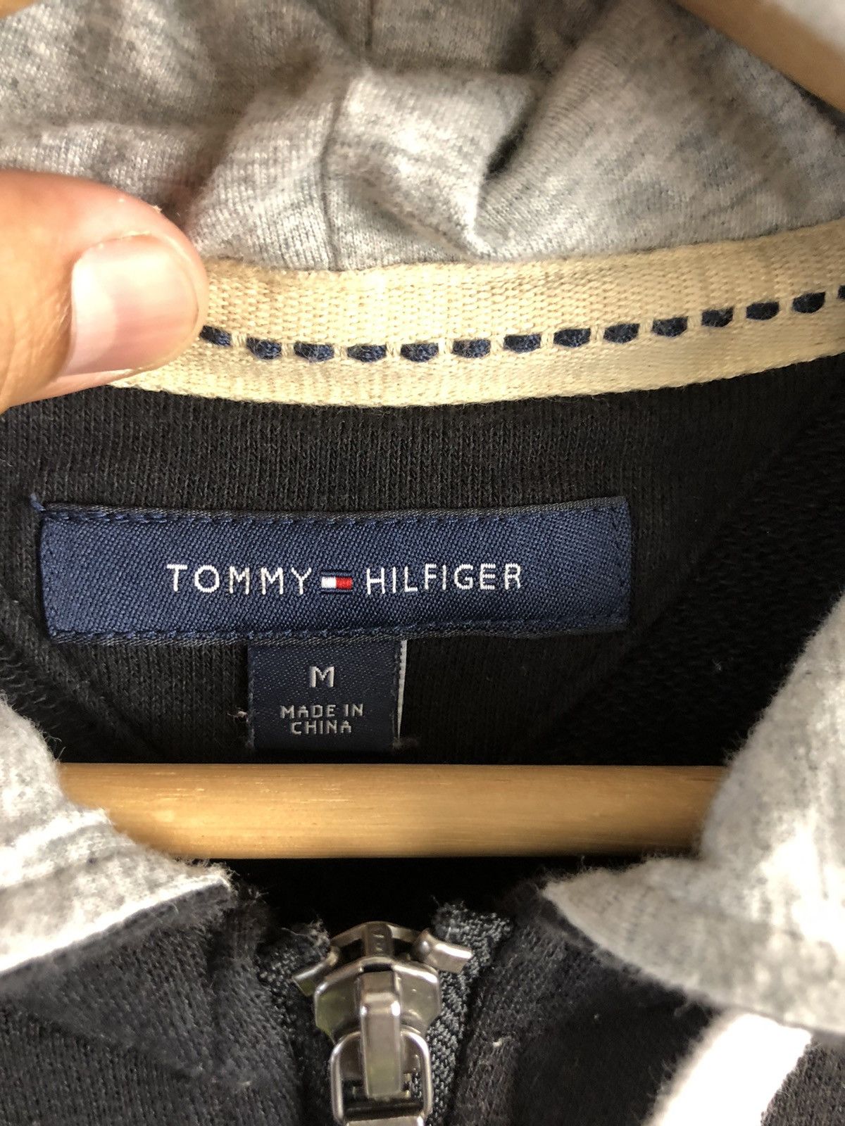 Designer × Tommy Hilfiger Vintage Tommy Hilfiger Zipper Hoodie Size US S / EU 44-46 / 1 - 9 Thumbnail
