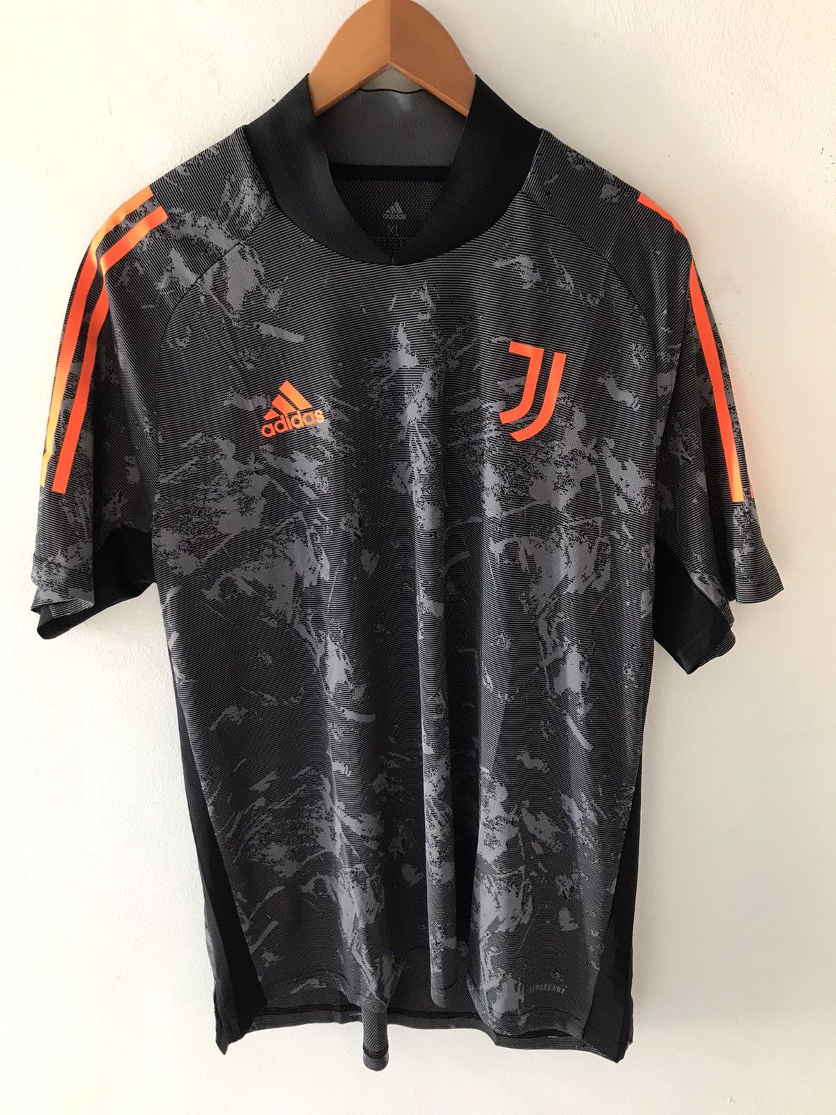 Juventus black training jersey deals