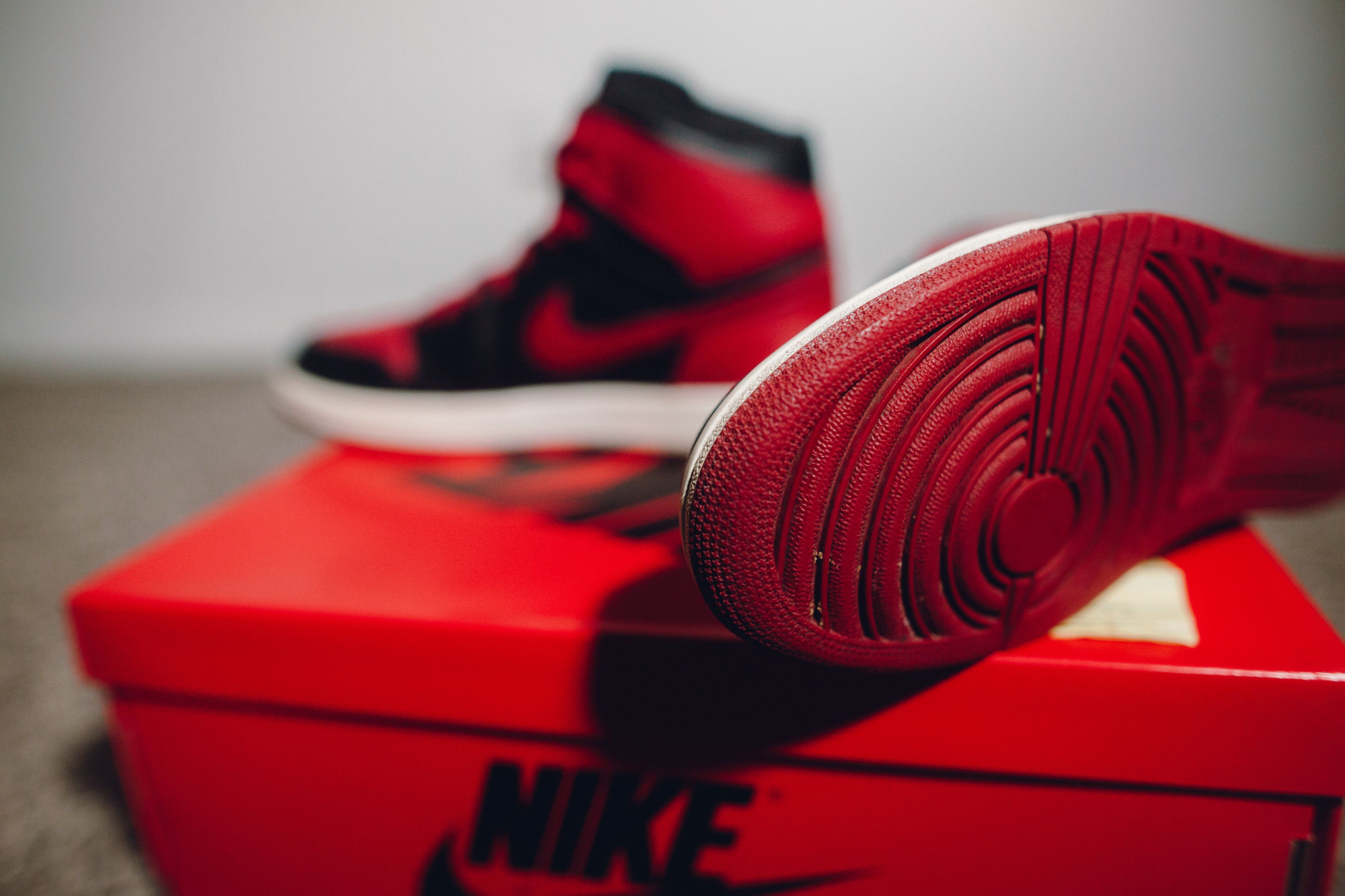 Jordan Brand Air Jordan 1 bred 2009 dmp bulls 7.5 332550-101 Size US 7.5 / EU 40-41 - 5 Thumbnail