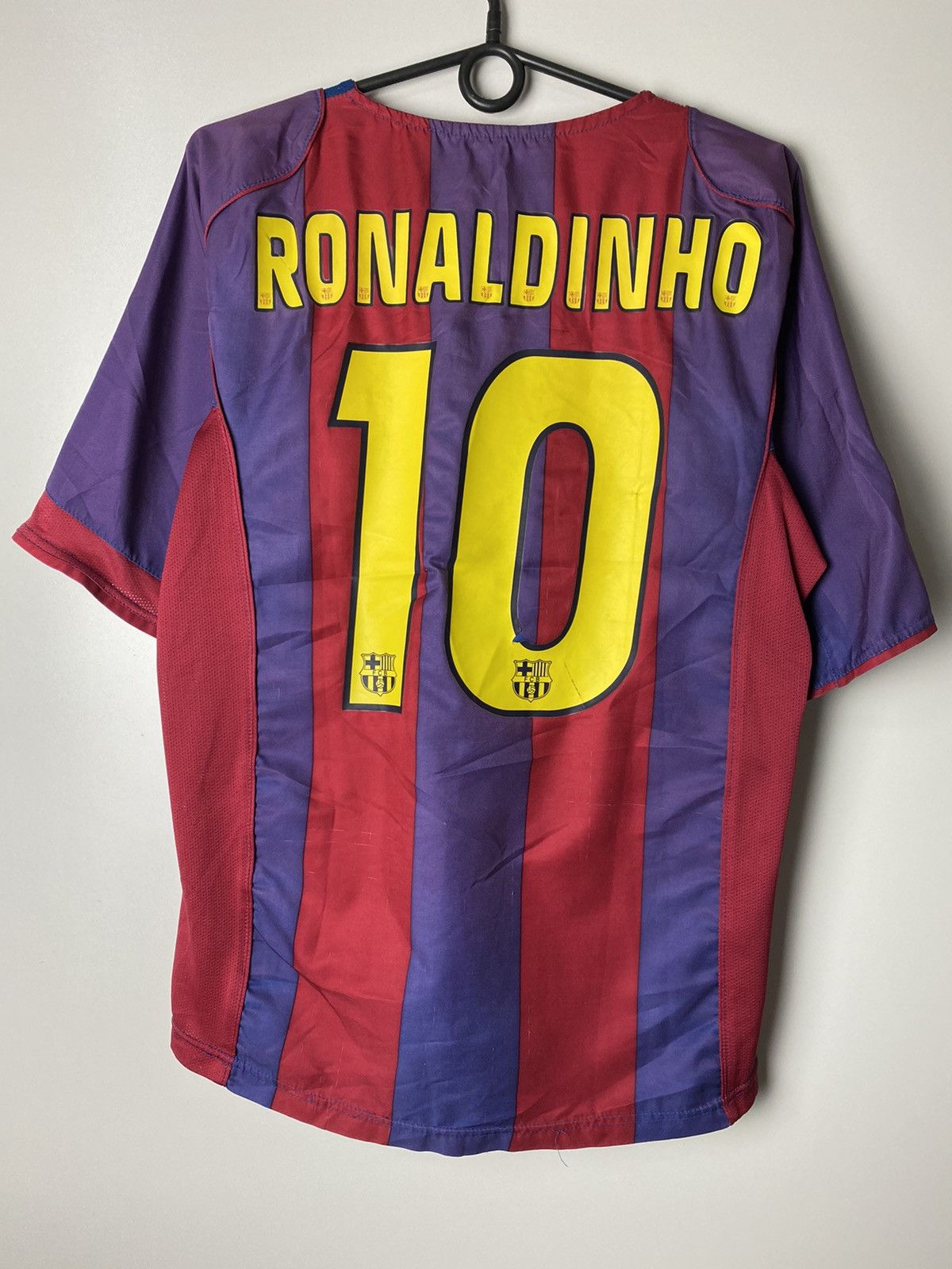 Nike Nike FC Barcelona 10 Ronaldinho t-shirts vintage size M Size US M / EU 48-50 / 2 - 2 Thumbnail