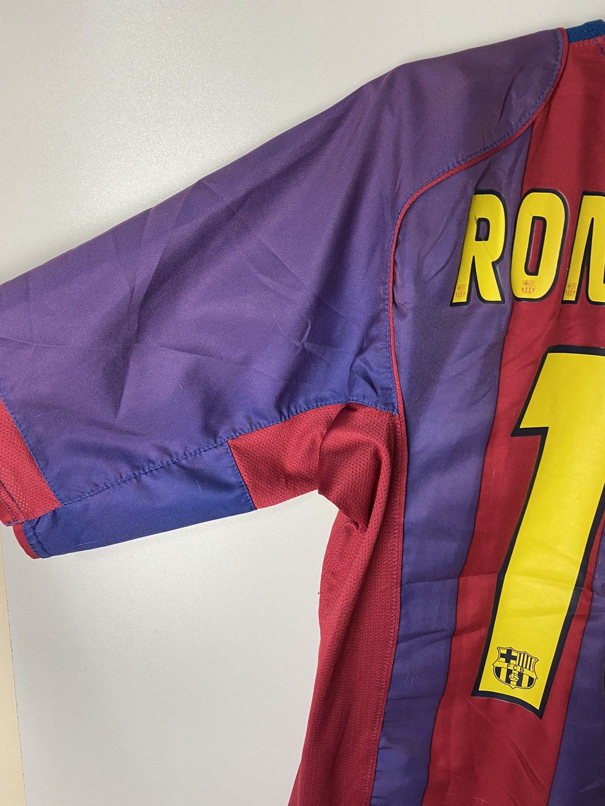 Nike Nike FC Barcelona 10 Ronaldinho t-shirts vintage size M Size US M / EU 48-50 / 2 - 15 Thumbnail