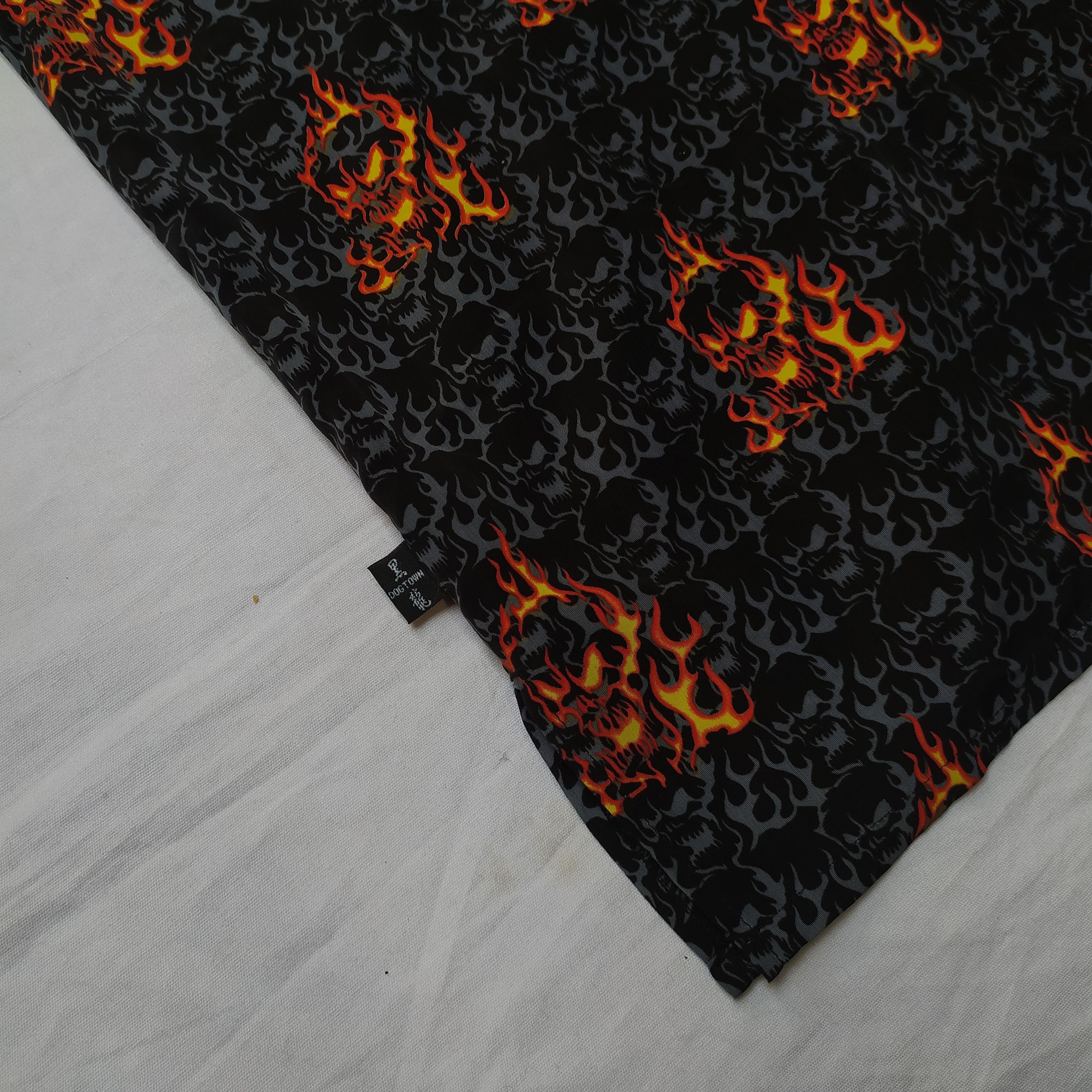 Dogtown Rare Vintage 90s dogtown Skull fire flame Hawaiian shirt Size US XL / EU 56 / 4 - 9 Thumbnail