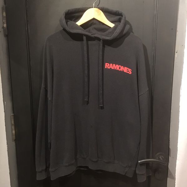 Ramones sweatshirt store pull and bear