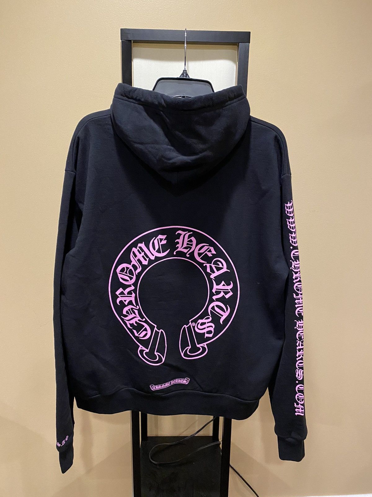 パーカー・フーディ Chrome Hearts Online Exclusive Horse Shoe Hoodie Black Pink Chrome Hearts Black & Pink Online Exclusive Horseshoe Logo
