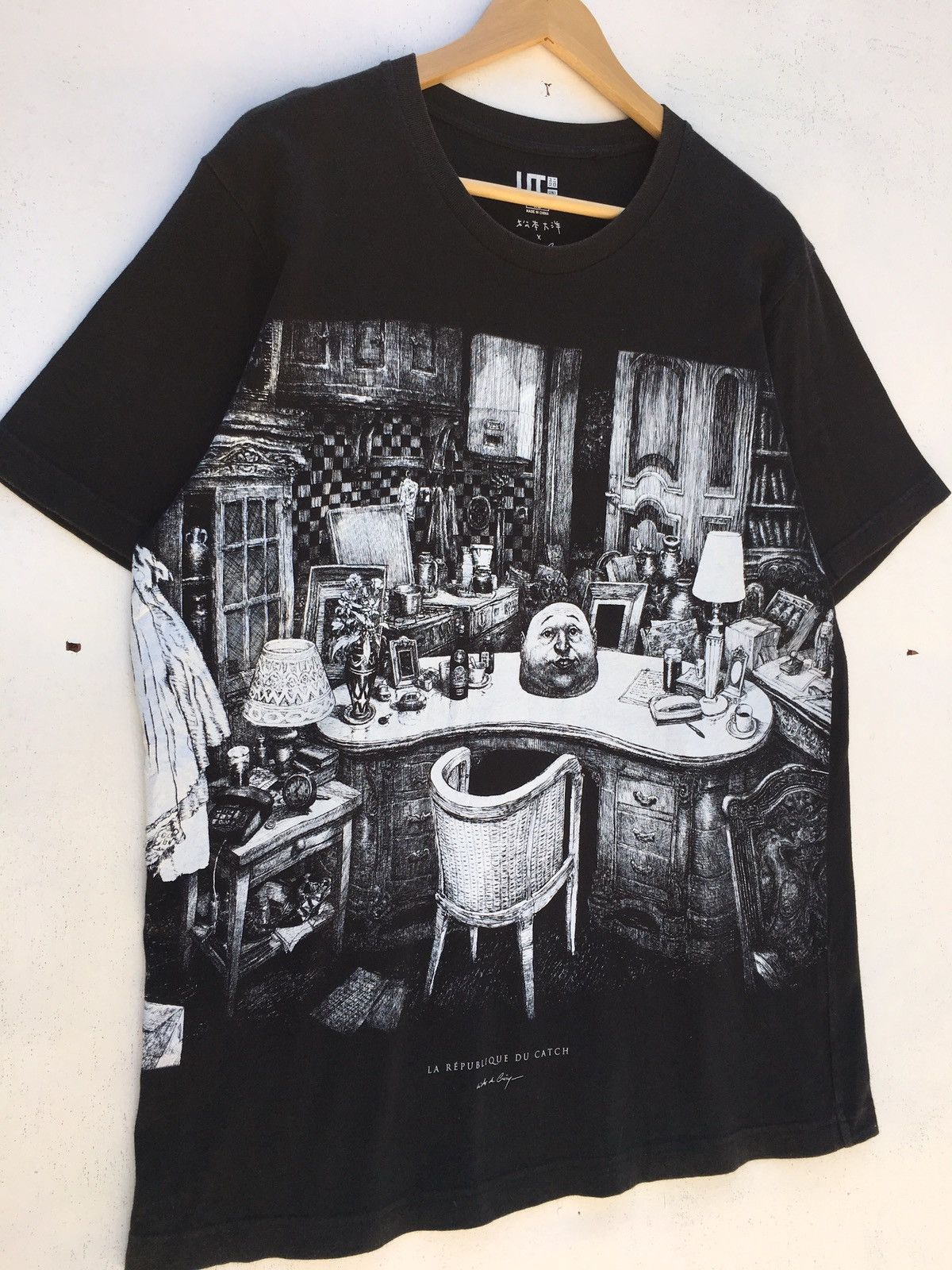 Japanese Brand Uniqlo X Nicolas de Crecy La Republique Du Catch Tshirt Size US XL / EU 56 / 4 - 8 Thumbnail