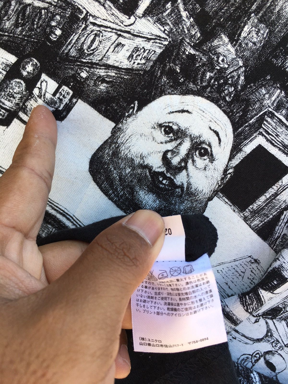 Japanese Brand Uniqlo X Nicolas de Crecy La Republique Du Catch Tshirt Size US XL / EU 56 / 4 - 12 Thumbnail