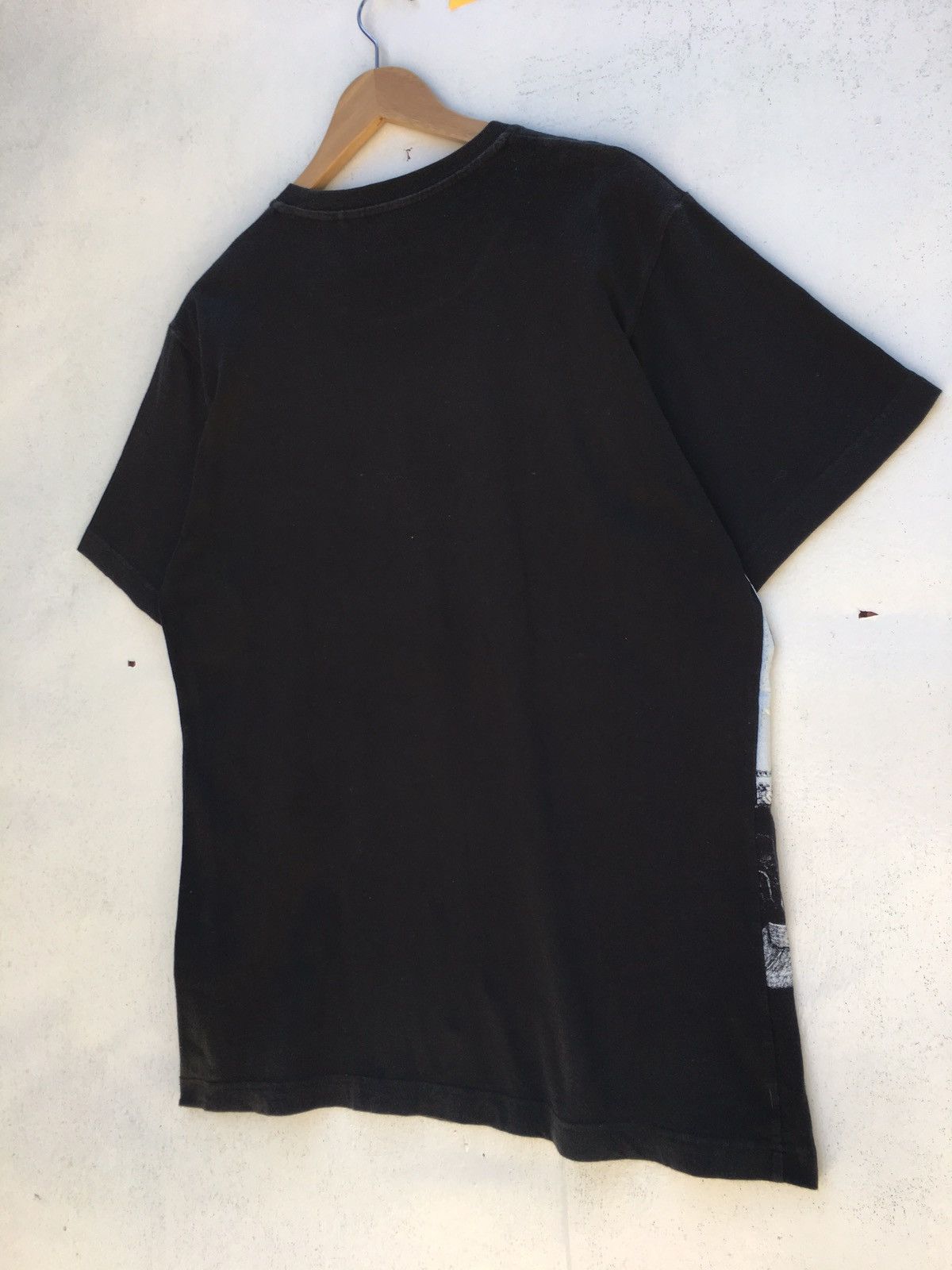 Japanese Brand Uniqlo X Nicolas de Crecy La Republique Du Catch Tshirt Size US XL / EU 56 / 4 - 15 Thumbnail
