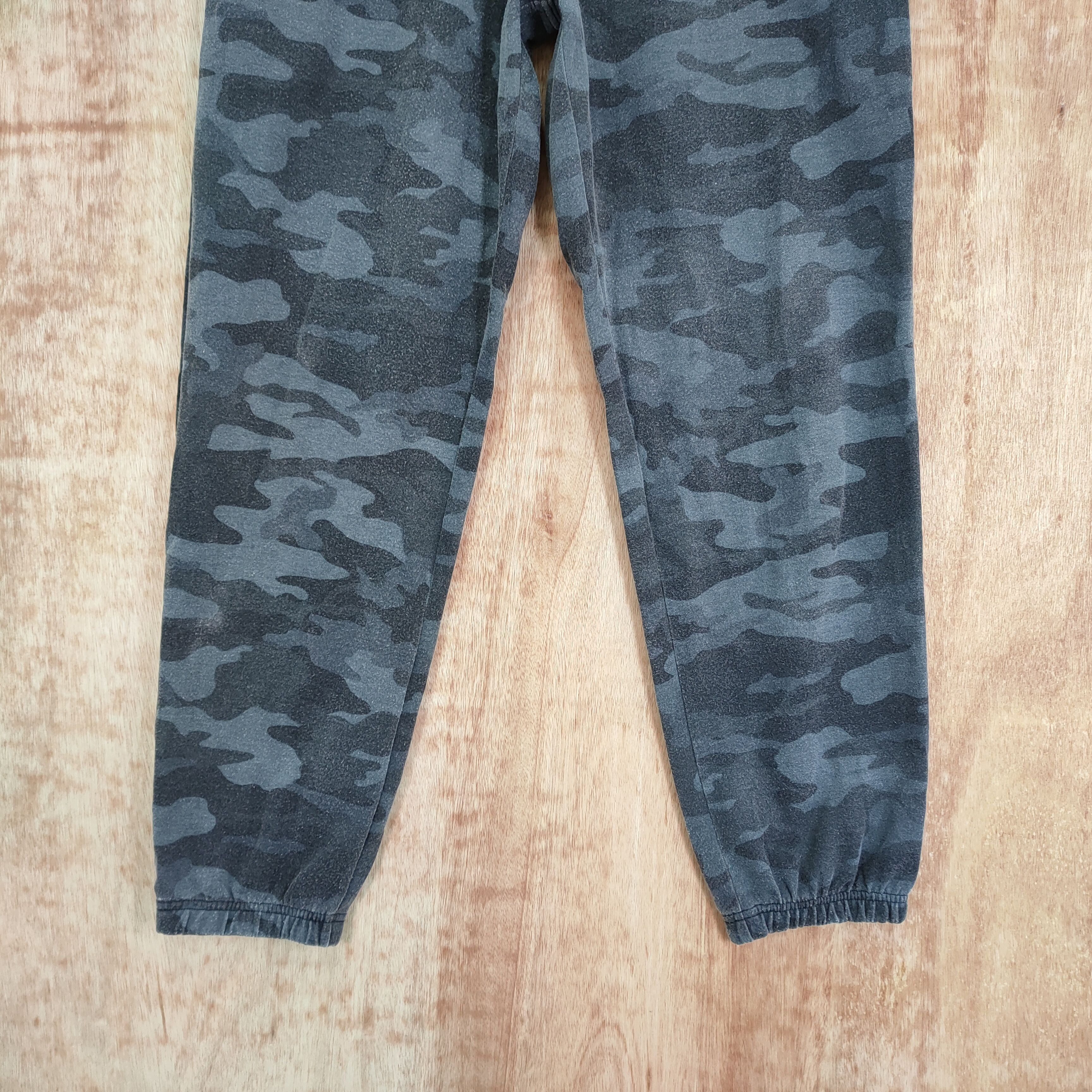 Japanese Brand OUTDOOR PRODUCTS FADED CAMO SWEATPANTS Size US 33 - 3 Thumbnail