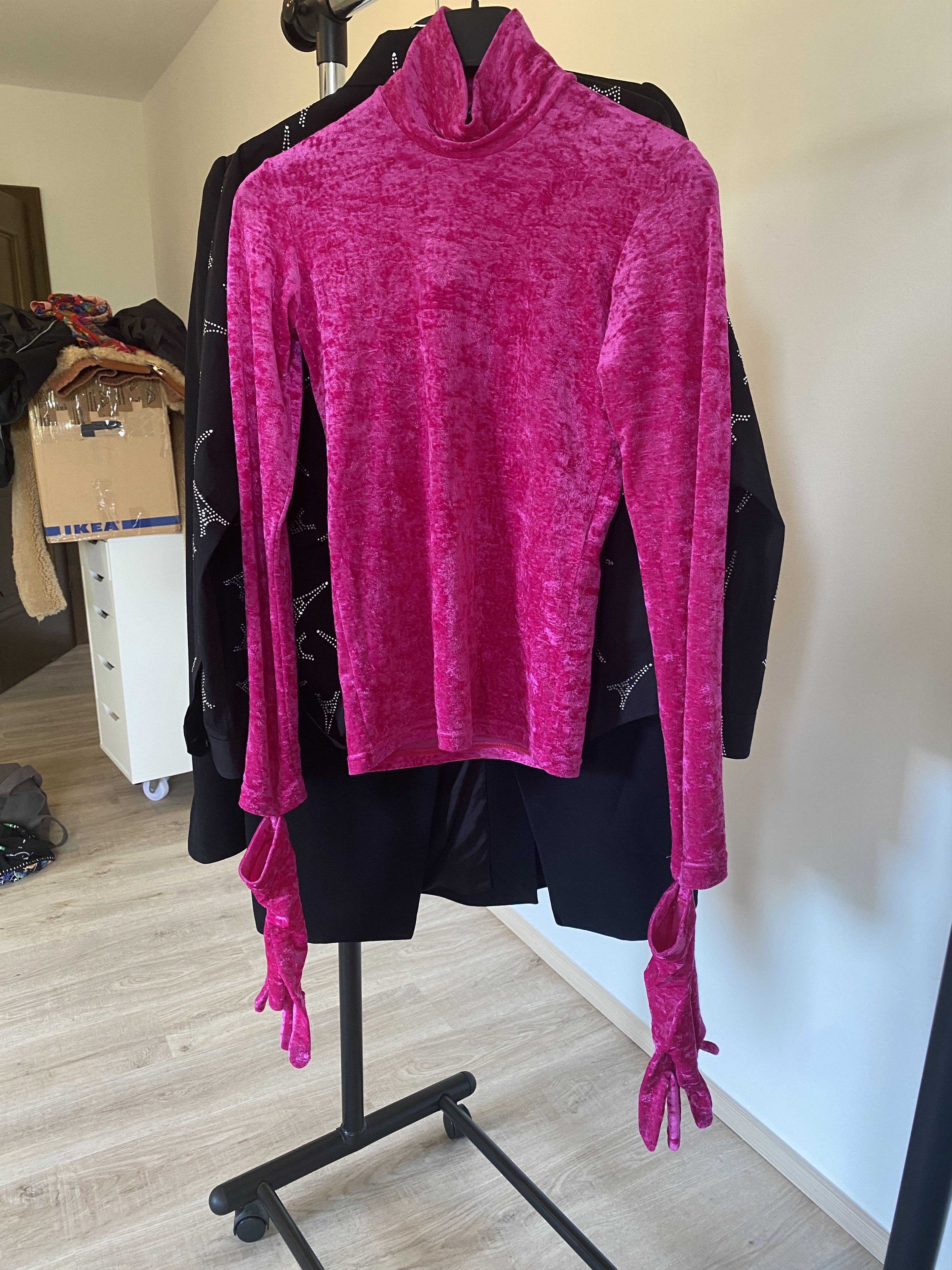 Balenciaga Balenciaga AW18 Crushed Velvet Pink Turtleneck W/ Gloves |  Grailed