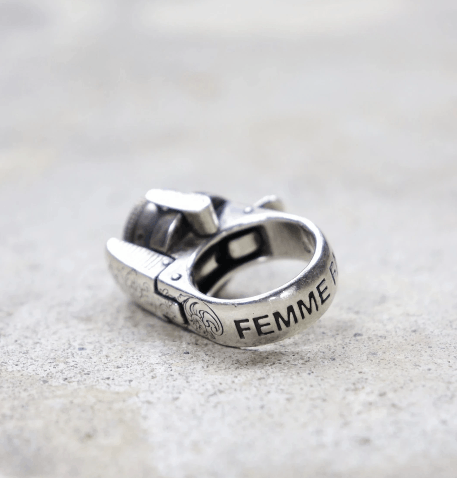 Takahiromiyashita The Soloist. SS18 FEMME FATALE GUN RING