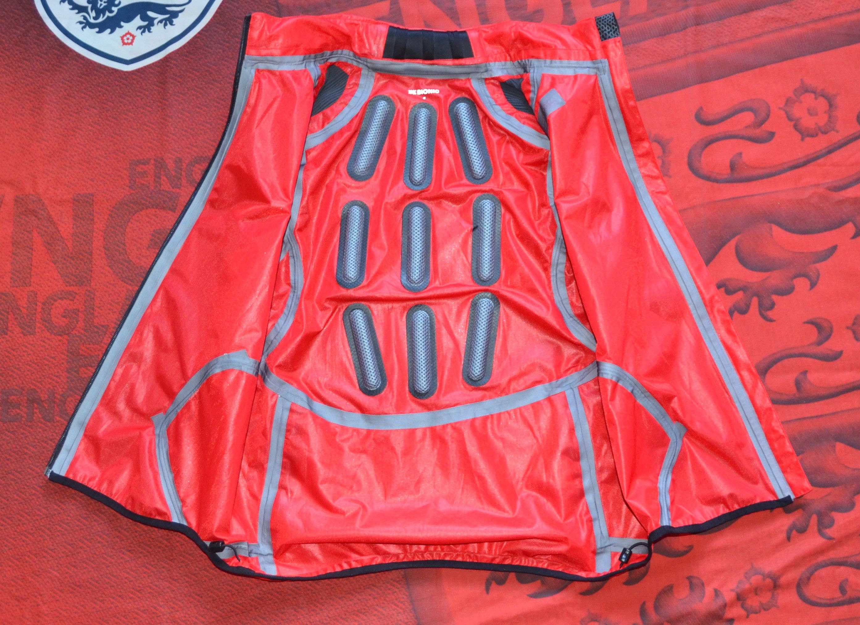 Other X-BIONIC Running Symframe Vest Man Size M Red Reflective Size US M / EU 48-50 / 2 - 8 Thumbnail