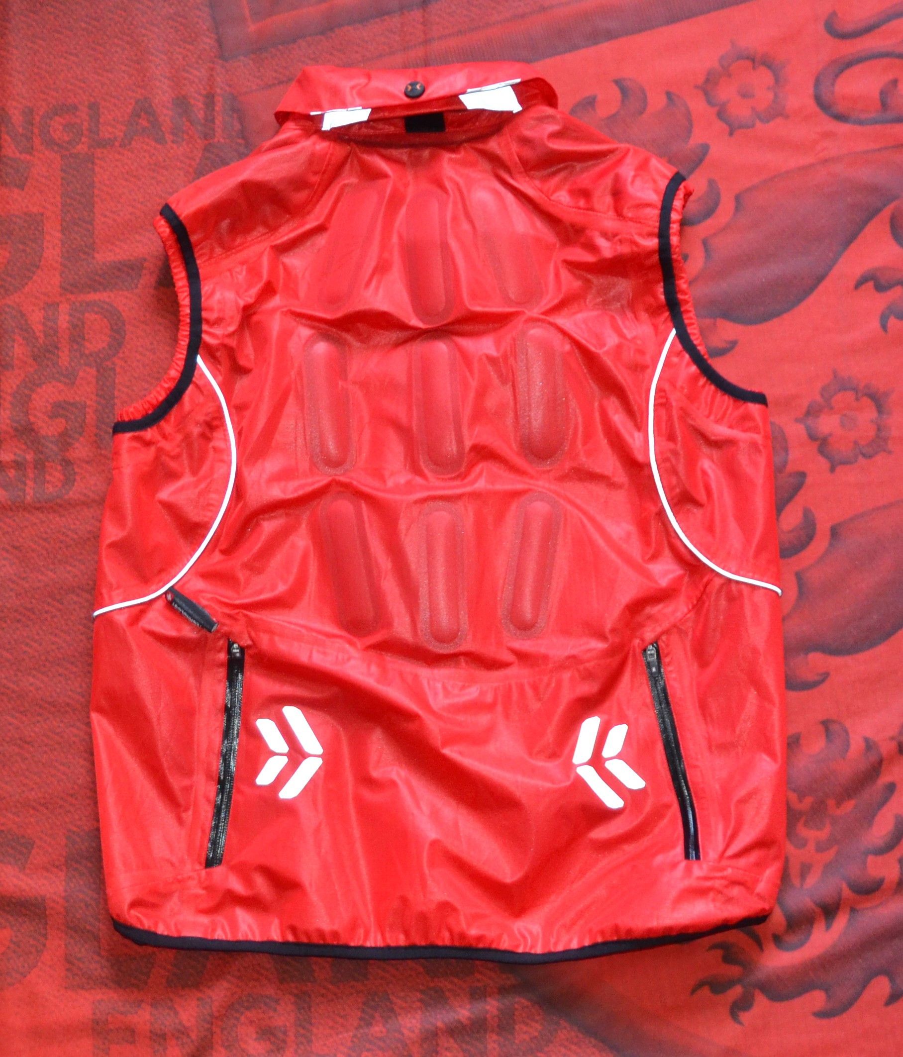 Other X-BIONIC Running Symframe Vest Man Size M Red Reflective Size US M / EU 48-50 / 2 - 14 Thumbnail