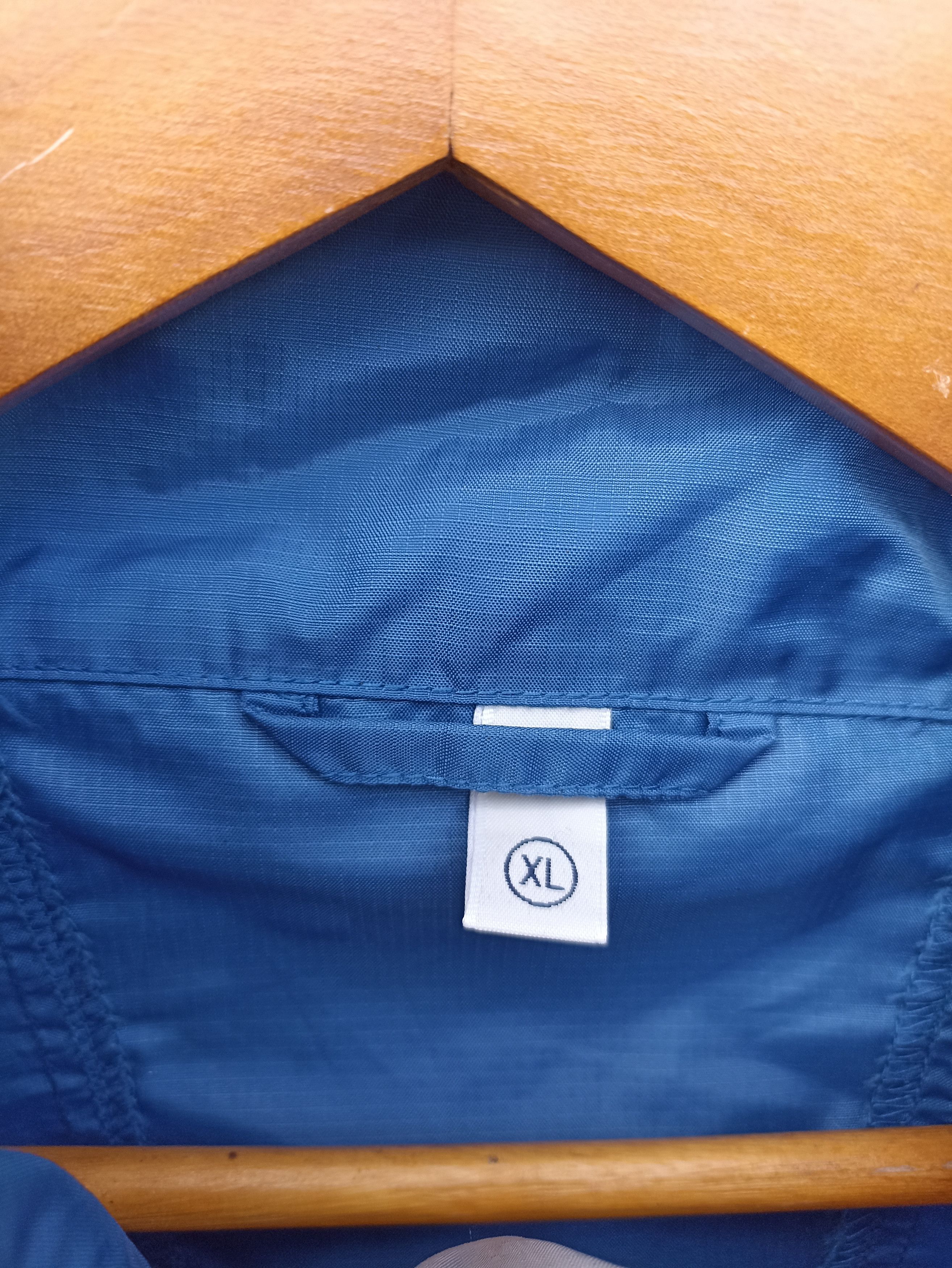 Uniqlo Uniqlo windbreaker Size US L / EU 52-54 / 3 - 5 Thumbnail