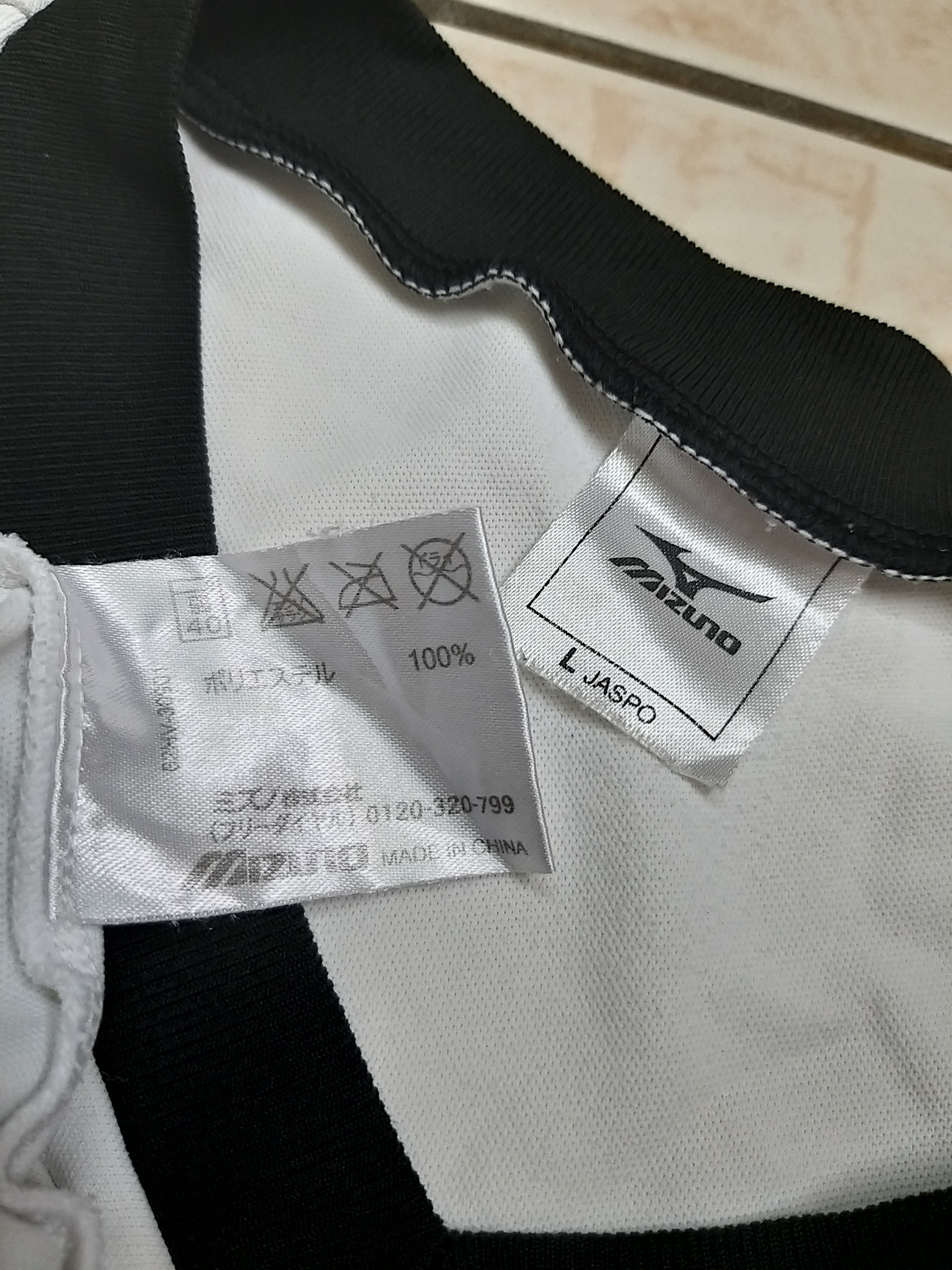 Mizuno CEREZO OSAKA VS MANCHESTER UNITED 2013 MIZUNO AWAY JERSEY Size US M / EU 48-50 / 2 - 8 Thumbnail