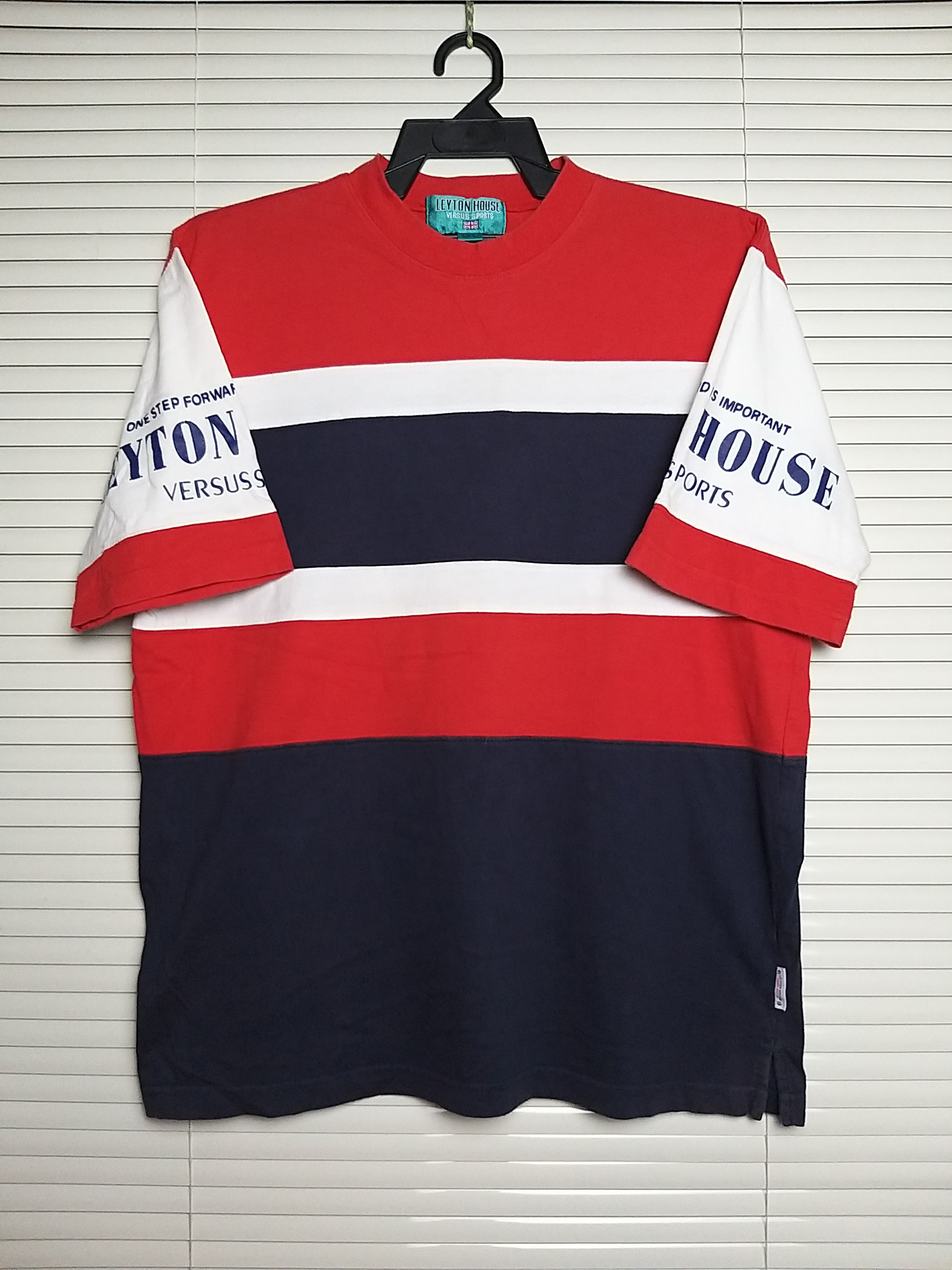 Sports Specialties VINTAGE LEYTON HOUSE VERSUS SPORTS STRIPE T SHIRT. Size US L / EU 52-54 / 3 - 1 Thumbnail