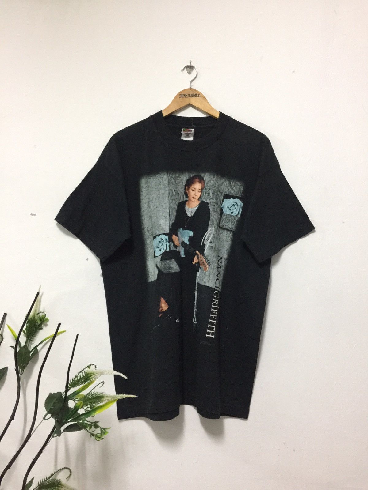 Vintage Vintage ©️1997 Nanci Griffith Solo Singer Band Tour Tee Shirt 