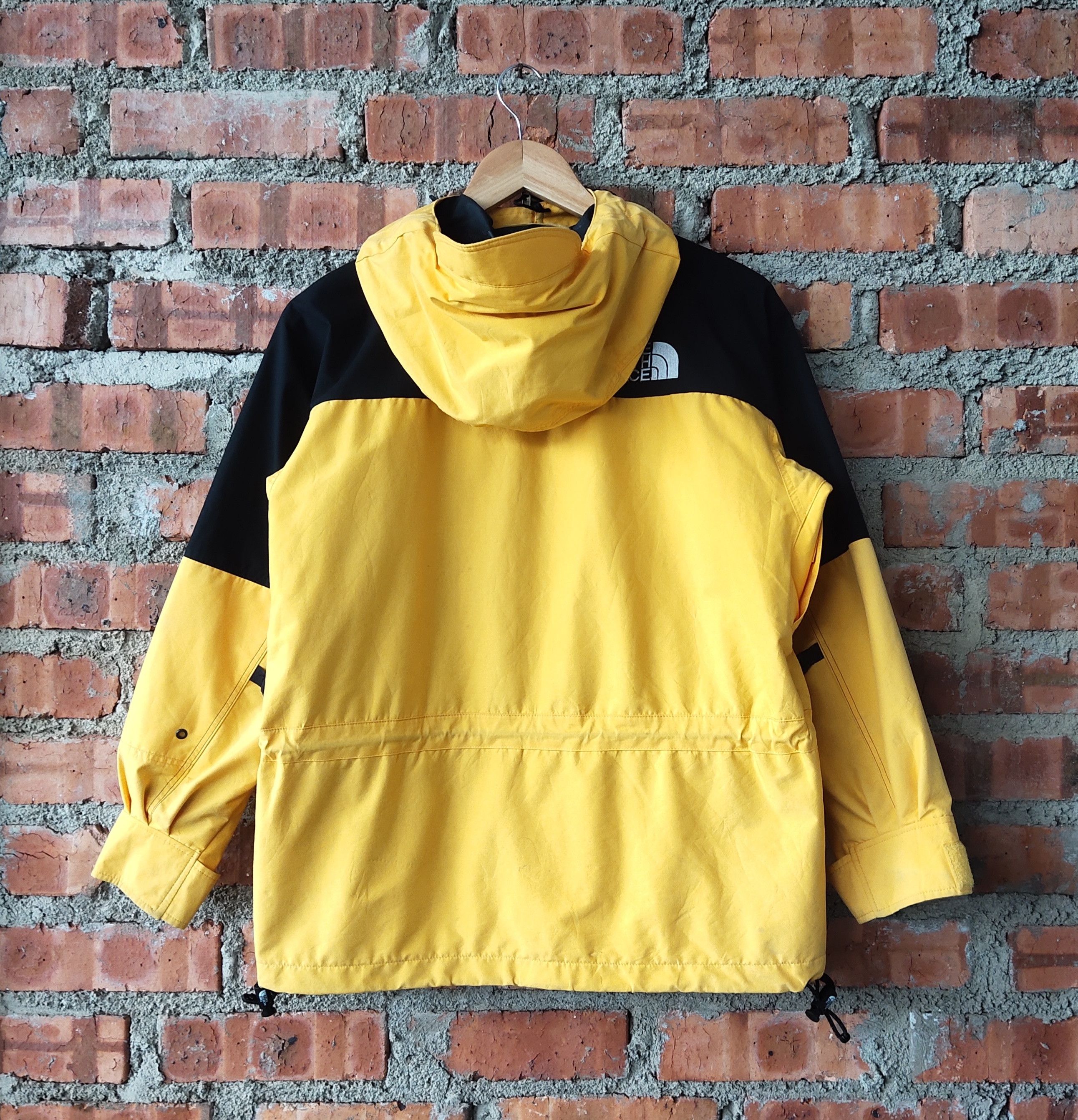 The North Face Vintage North Face Gore-Tex Yellow Jacket Size US M / EU 48-50 / 2 - 2 Preview