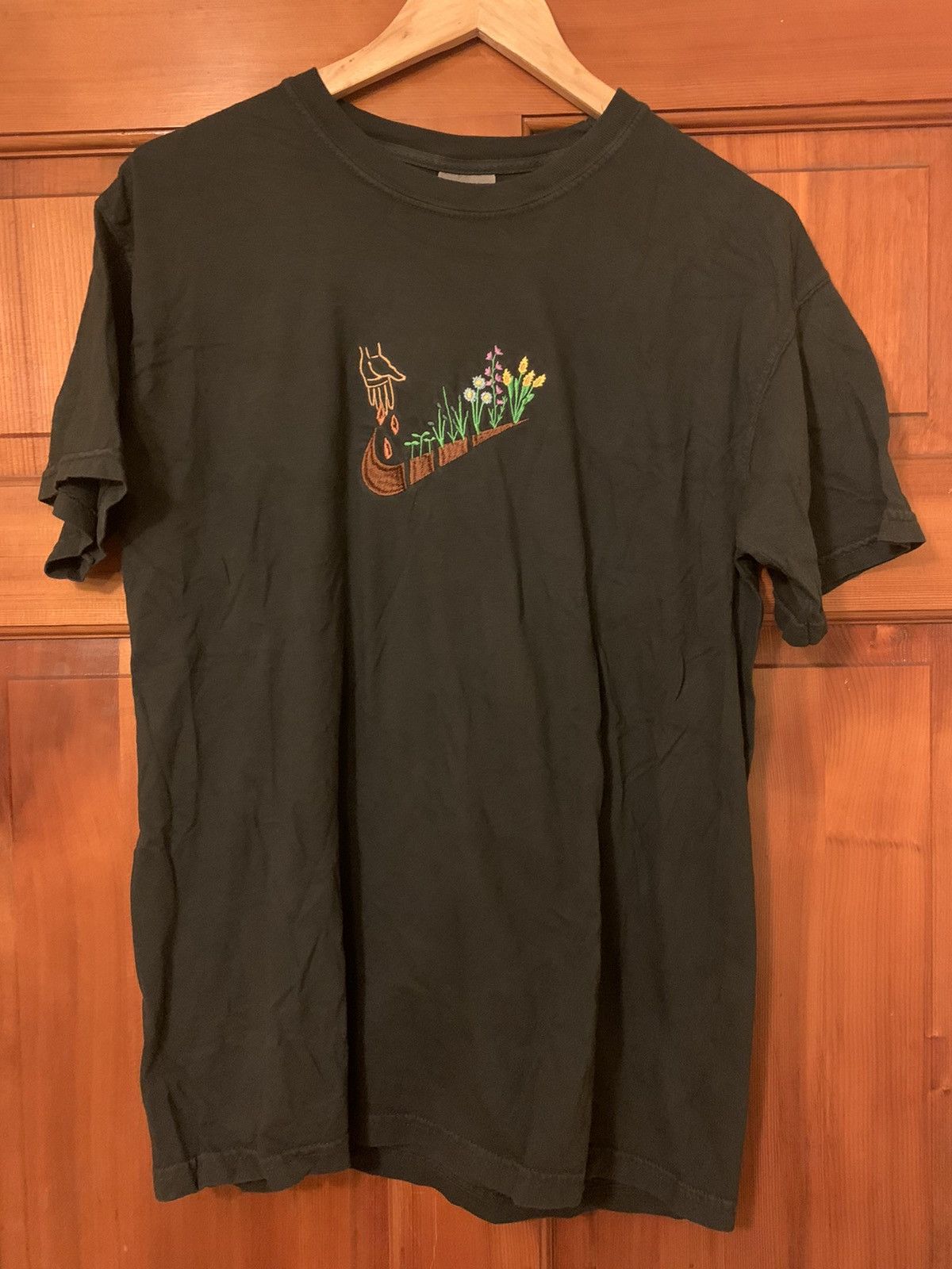 Comfort Colors *RARE* Custom Embroidered Floral Planter T-Shirt - Medium Size US M / EU 48-50 / 2 - 1 Thumbnail
