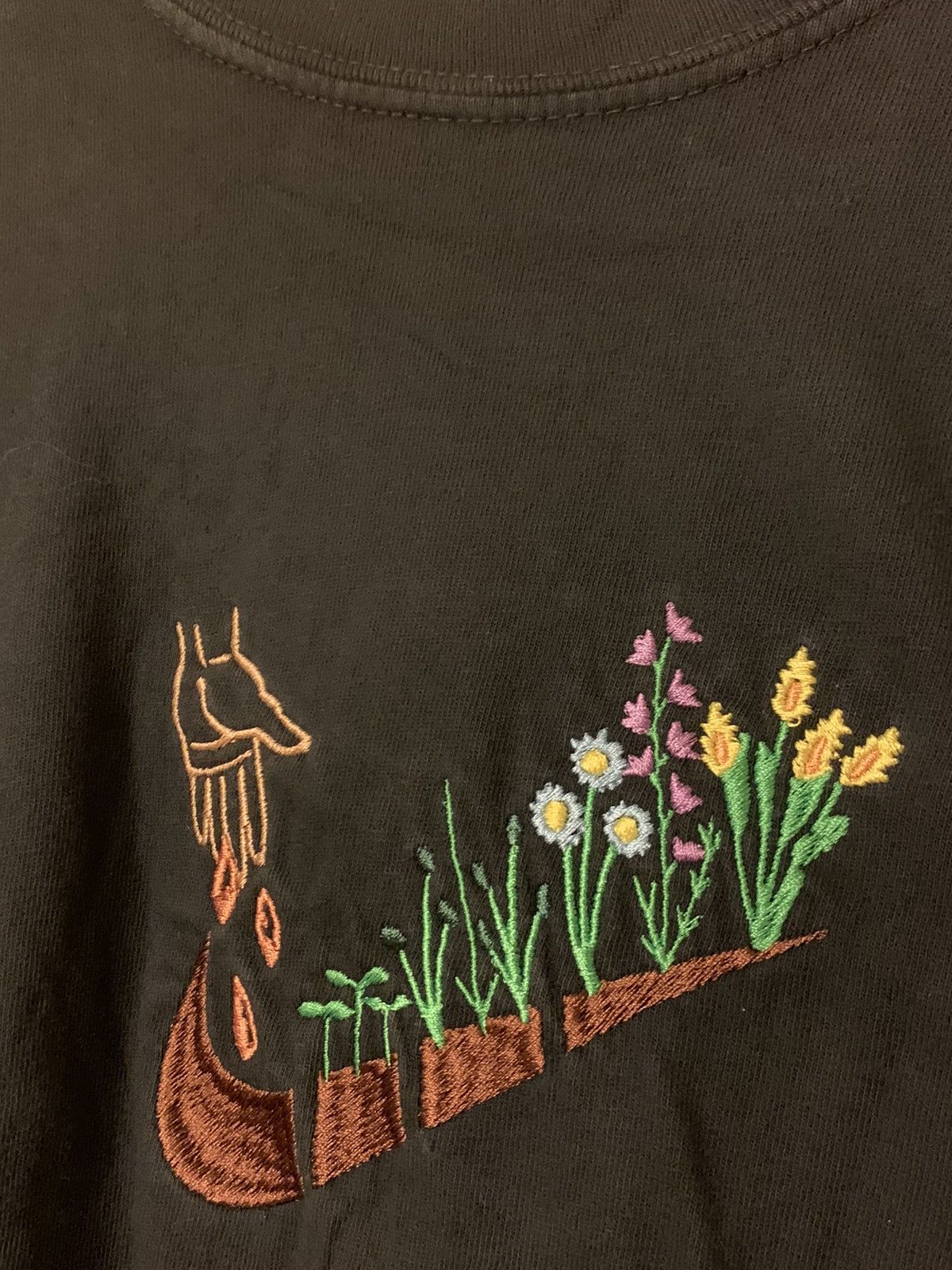 Comfort Colors *RARE* Custom Embroidered Floral Planter T-Shirt - Medium Size US M / EU 48-50 / 2 - 2 Thumbnail
