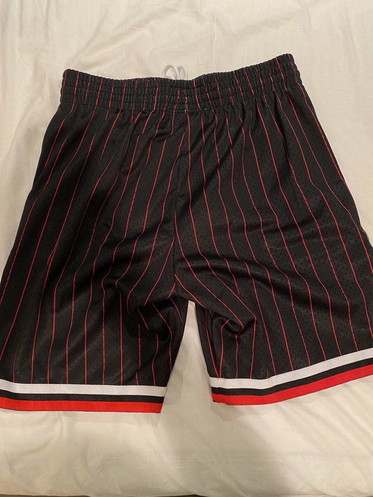Mitchell & Ness Swingman Shorts Chicago Bulls Alternate 1996-97 Size: Medium Size US 32 / EU 48 - 3 Thumbnail