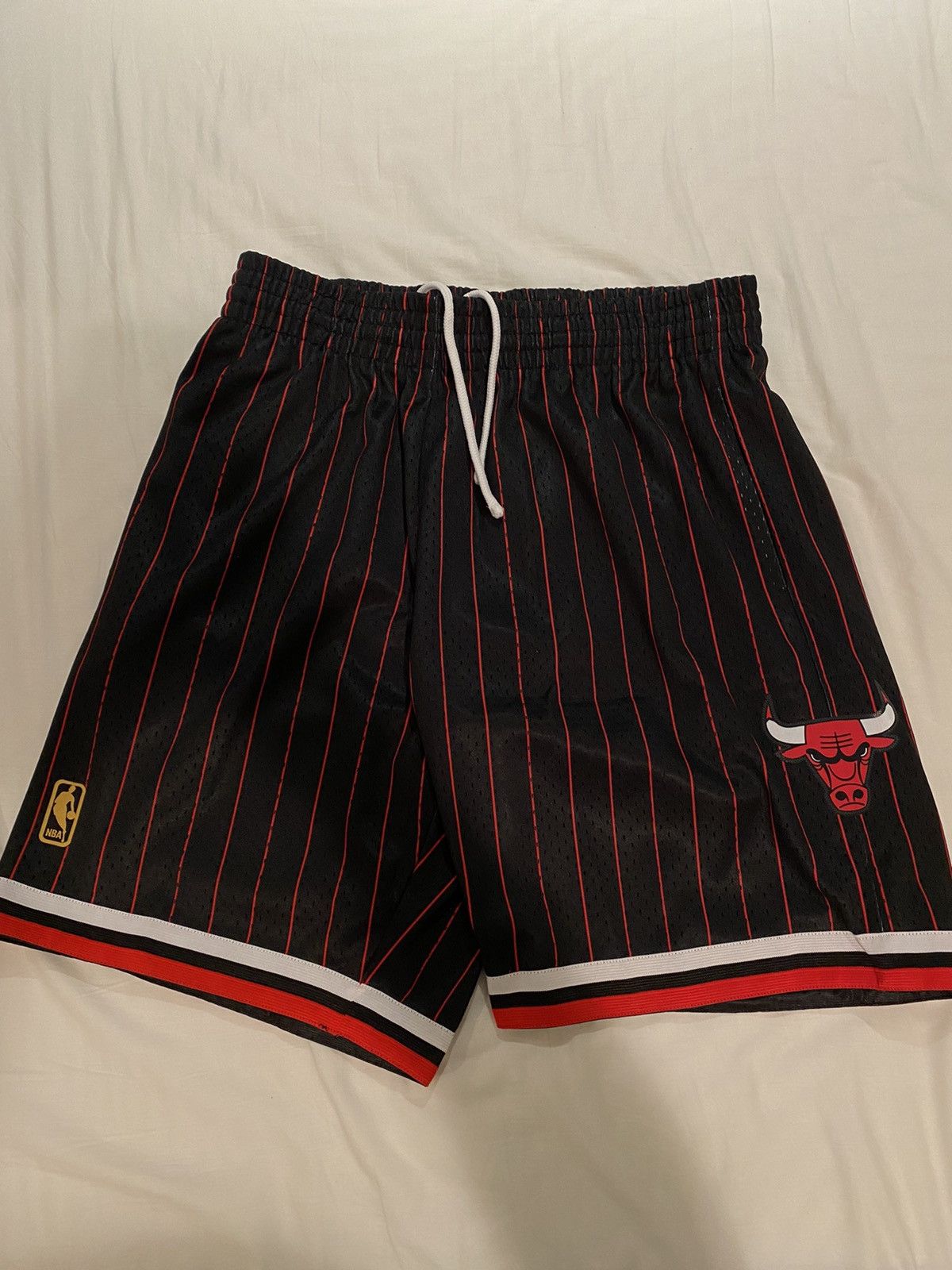 Mitchell & Ness Swingman Shorts Chicago Bulls Alternate 1996-97 Size: Medium Size US 32 / EU 48 - 2 Thumbnail