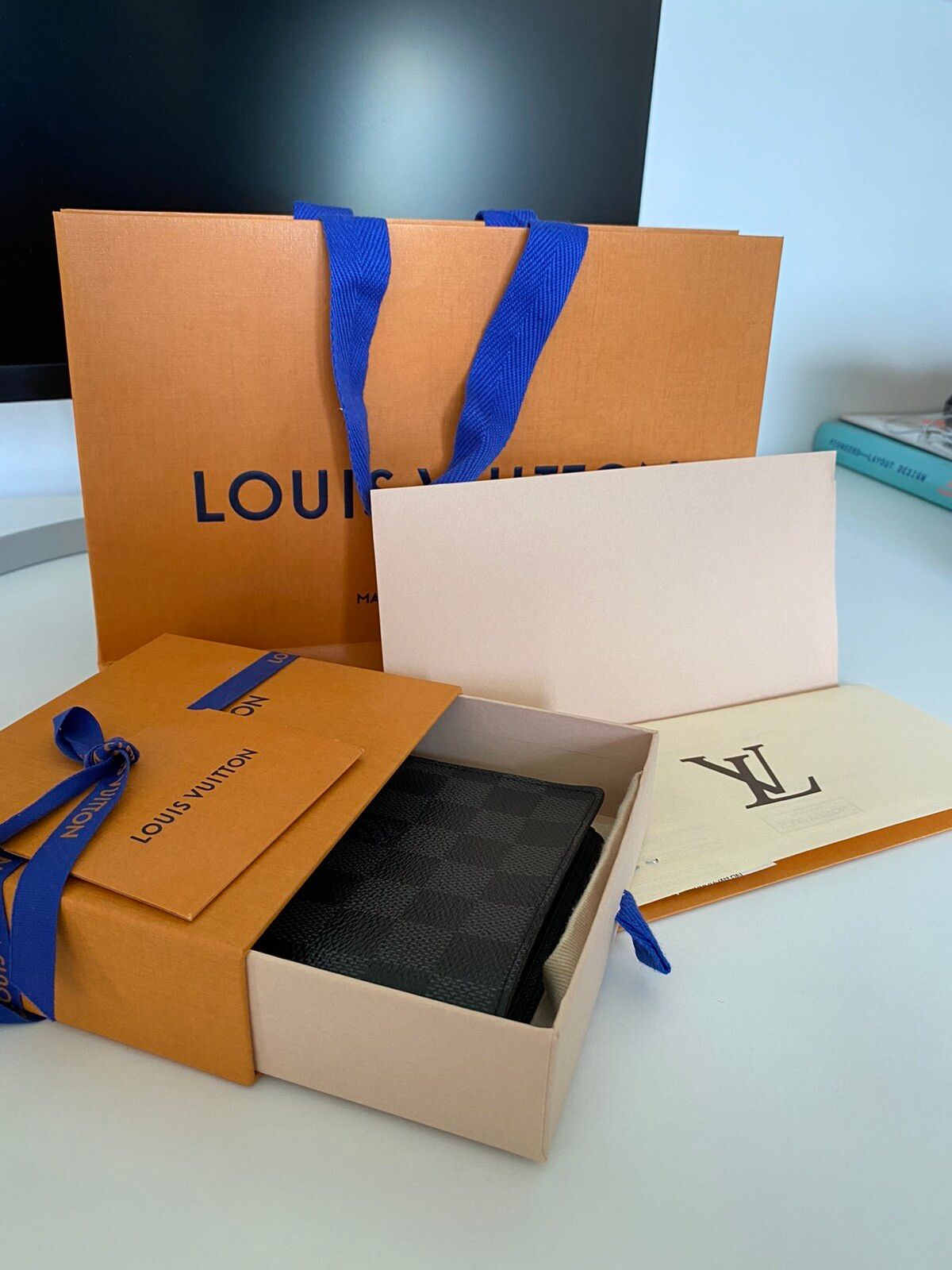 Louis Vuitton – Multiple Wallet Damier Graphite – Queen Station