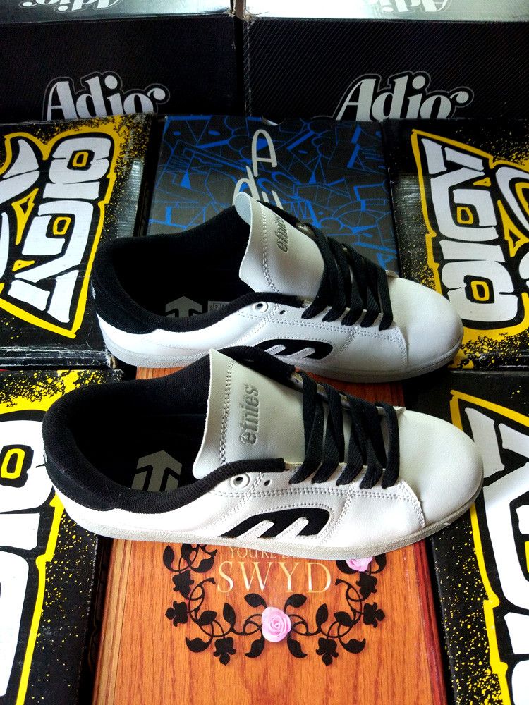 Etnies santiago deals
