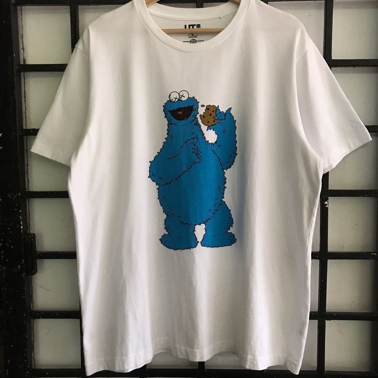 Japanese Brand × Kaws × Vintage 🔥 Vintage 90's Kaws Sesame Street Big Logo XL Size tshirt Size US XL / EU 56 / 4 - 1 Thumbnail