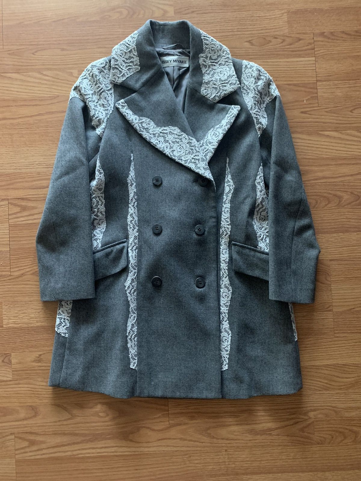 Issey Miyake FW05 Lace Trenchcoat Size S / US 4 / IT 40 - 1 Thumbnail