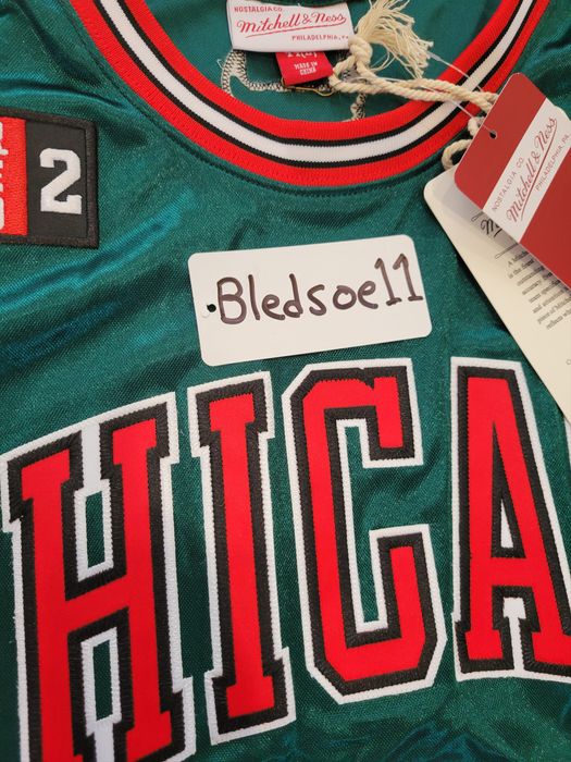 Derrick rose best sale bulls christmas jersey