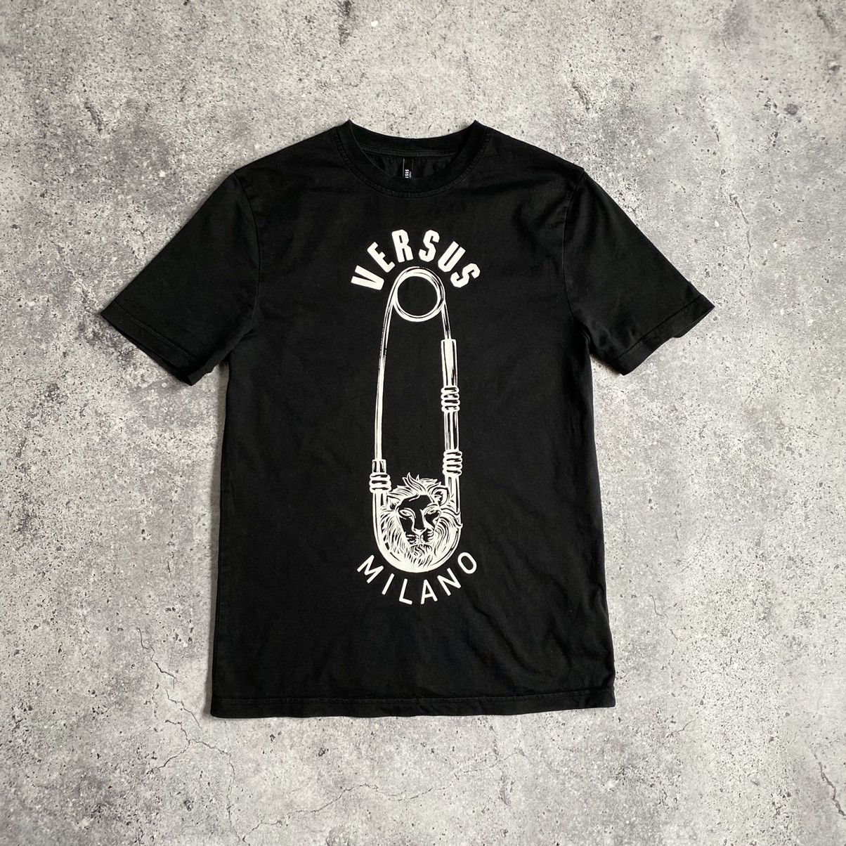 希少【Versace Versus】ビッグロゴ Tシャツ 90_E76HAOT02-ECJ03T_EG89_10_V~