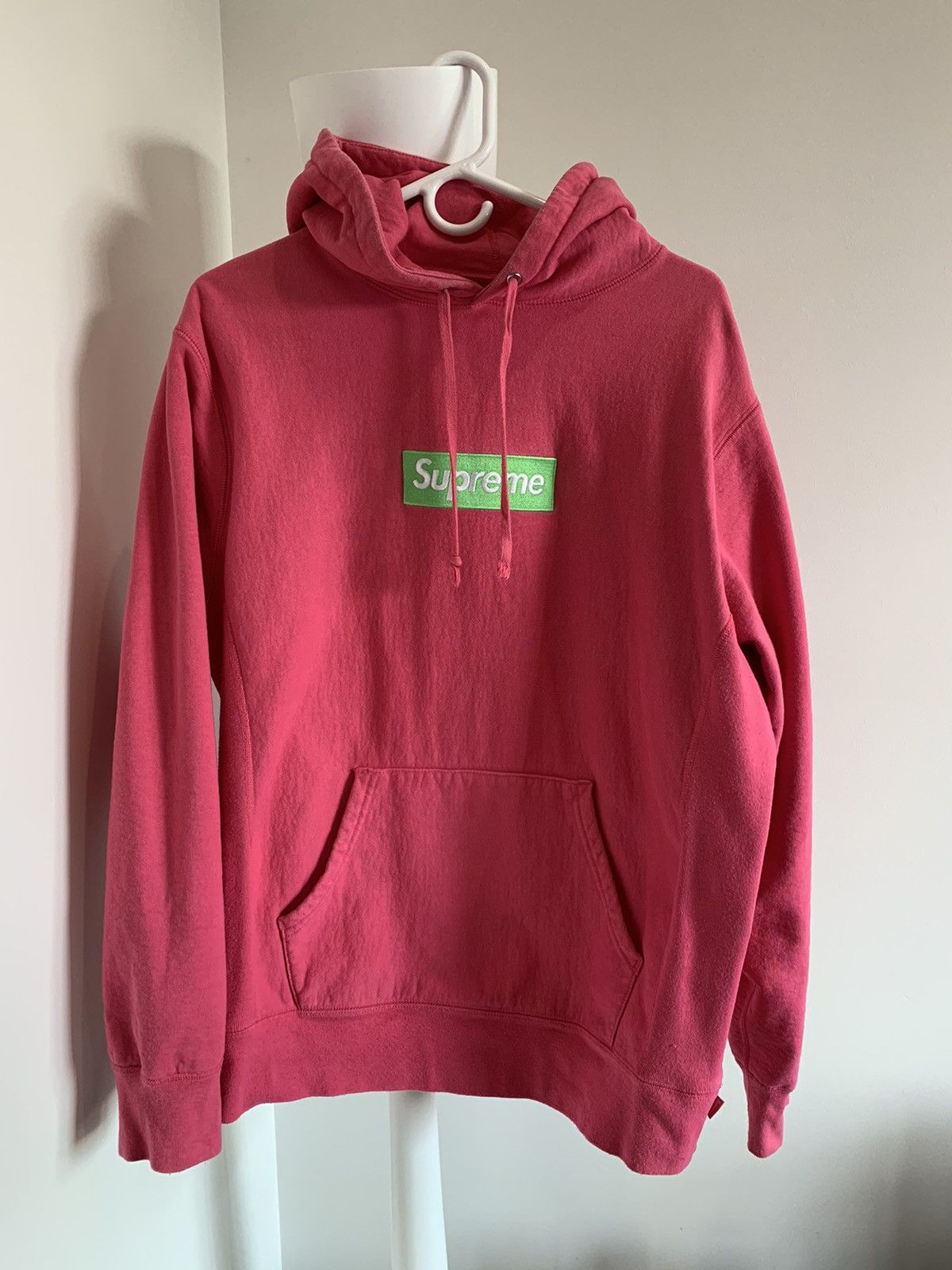 Supreme box 2024 logo pink green