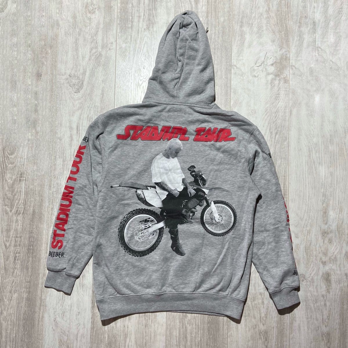 Justin Bieber Stadium Tour 2017 Adult Sweatshirt Yellow MEDIUM Divided H&M