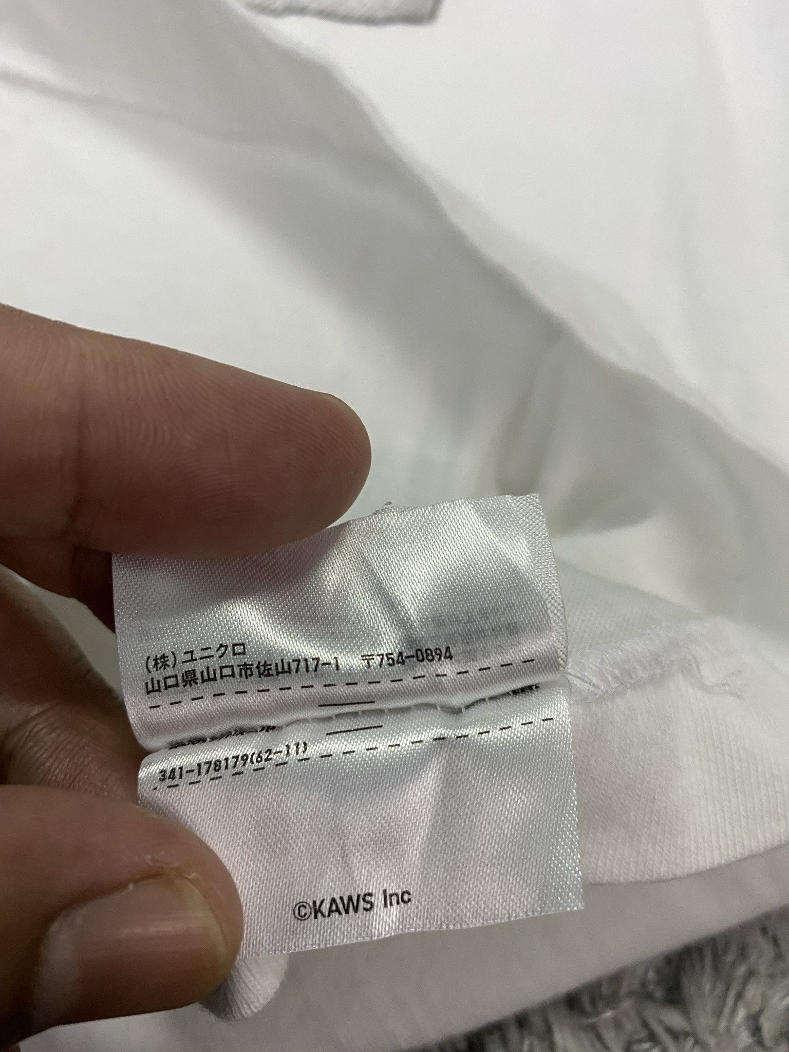 Uniqlo KAWS x Uniqlo Shirt 2016 Collaboration Crying Companion Size US M / EU 48-50 / 2 - 7 Thumbnail
