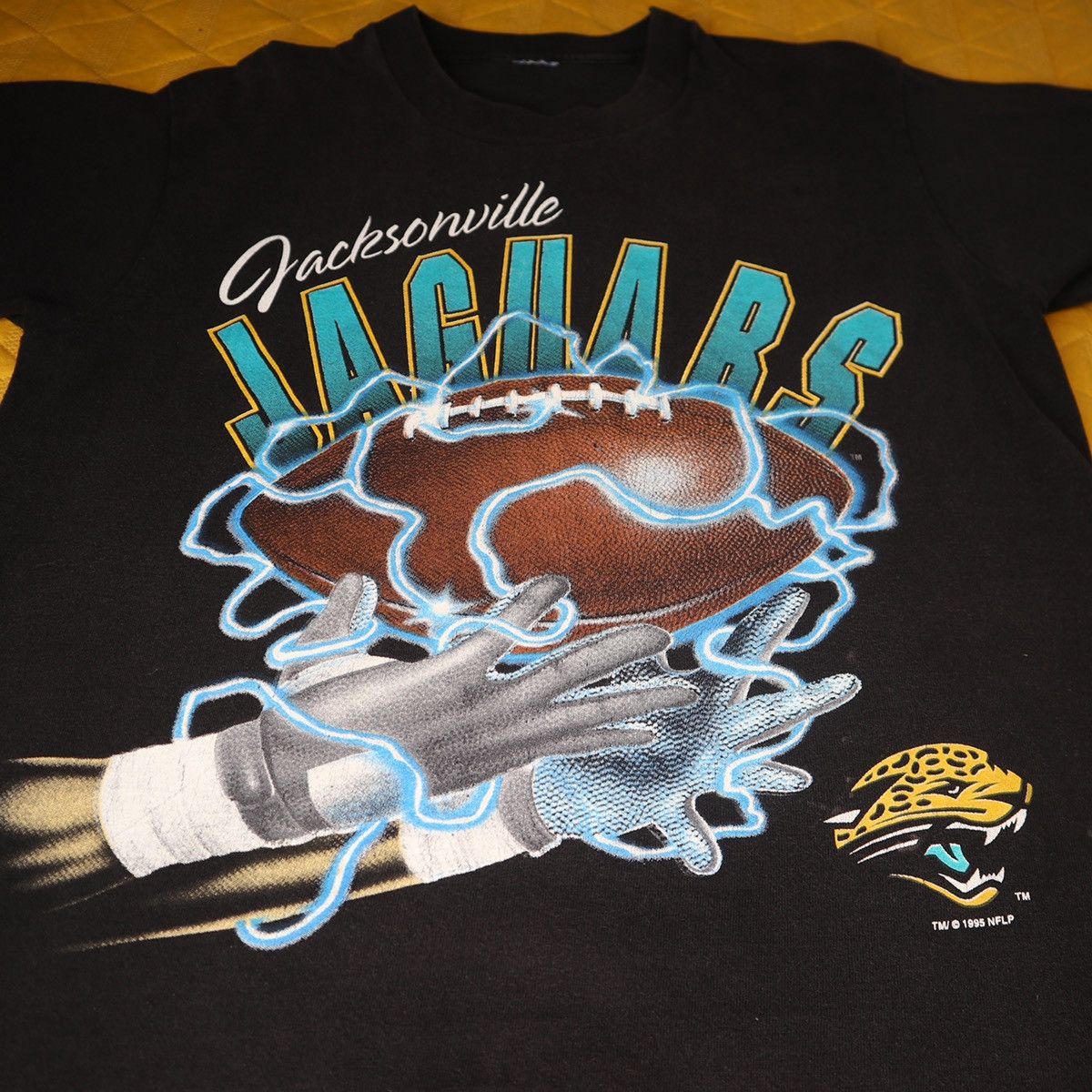 Vintage 90s Jacksonville Jaguars T-Shirt M NFL Football Salem